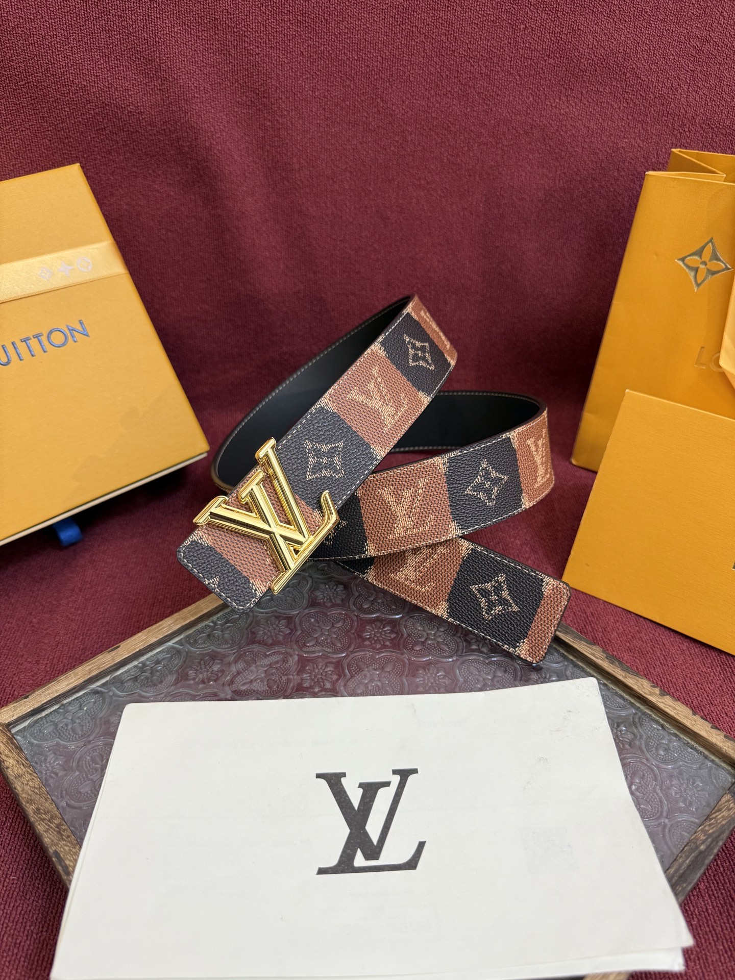 LV Dimension 4.0双面腰带将经典格调引入新颖尺幅设计。皮革压印 LV 字母和 Monogr