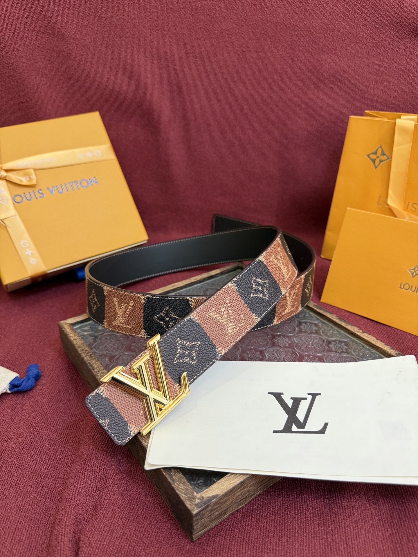 LV Dimension 4.0双面腰带将经典格调引入新颖尺幅设计。皮革压印 LV 字母和 Monogr
