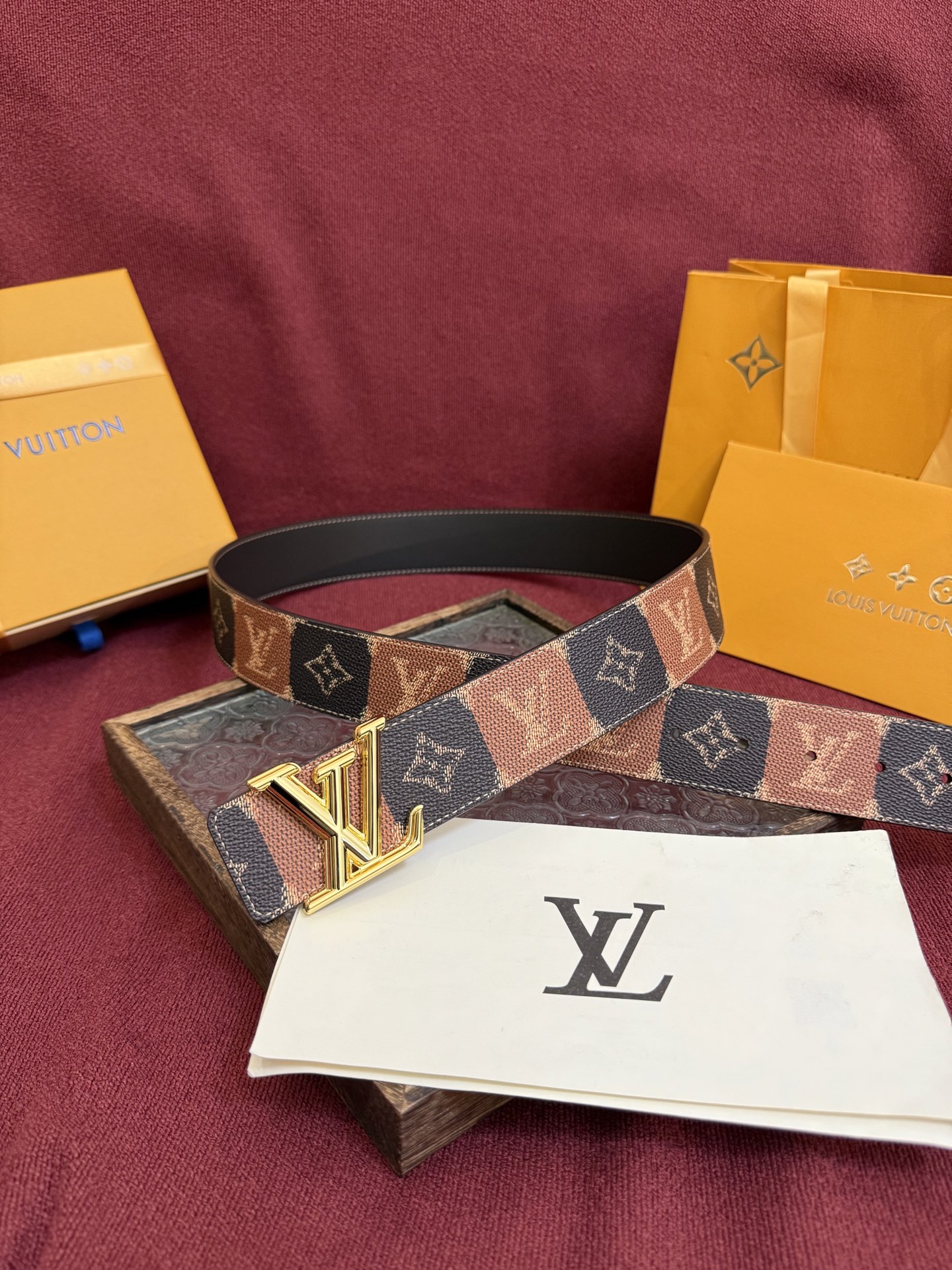 LV Dimension 4.0双面腰带将经典格调引入新颖尺幅设计。皮革压印 LV 字母和 Monogr