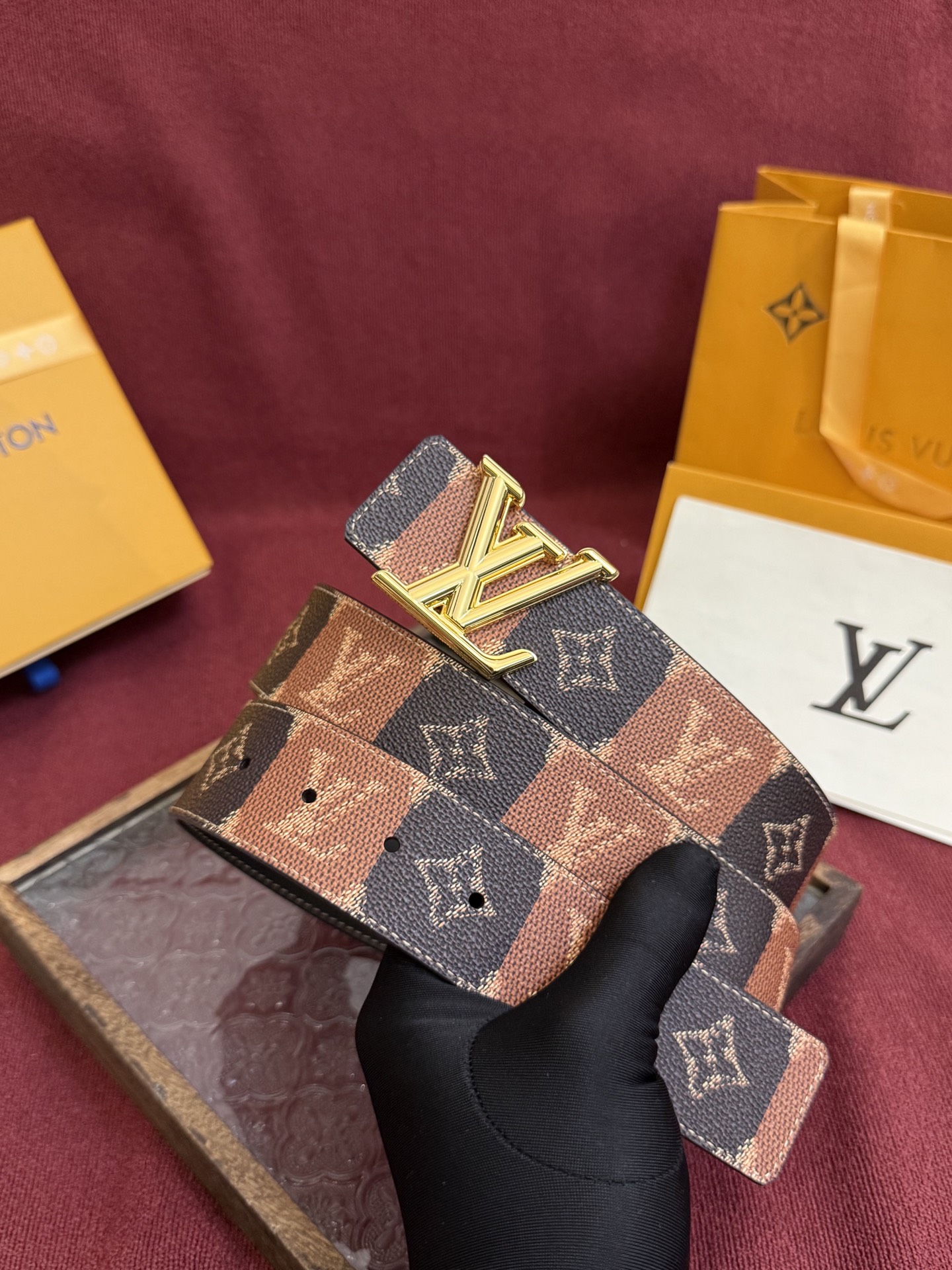 LV Dimension 4.0双面腰带将经典格调引入新颖尺幅设计。皮革压印 LV 字母和 Monogr