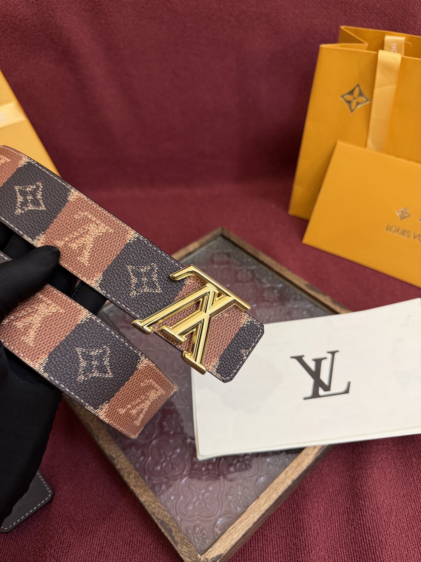 LV Dimension 4.0双面腰带将经典格调引入新颖尺幅设计。皮革压印 LV 字母和 Monogr