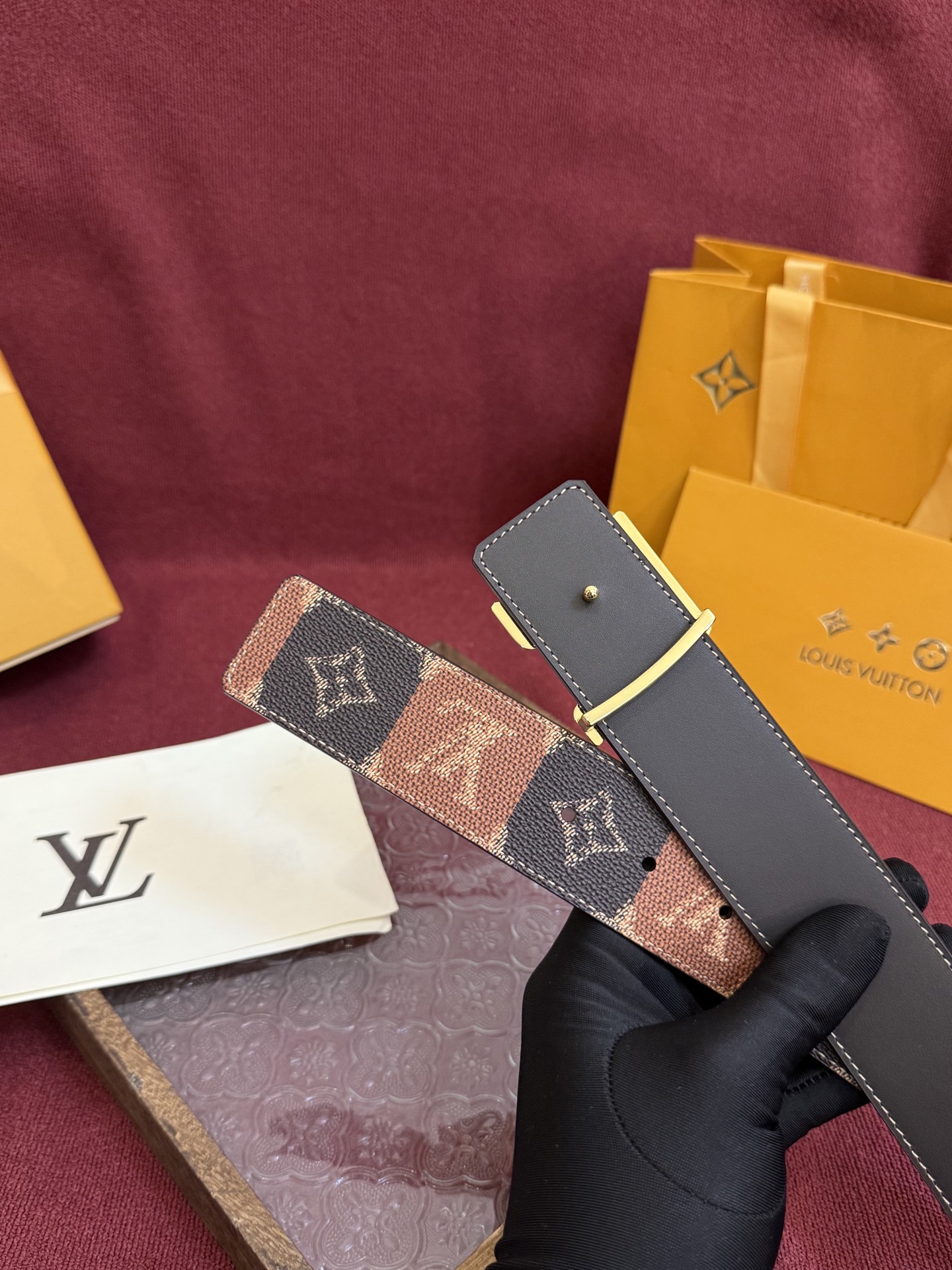 LV Dimension 4.0双面腰带将经典格调引入新颖尺幅设计。皮革压印 LV 字母和 Monogr