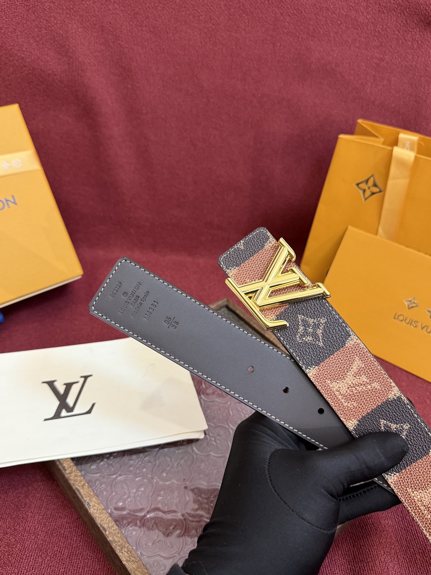 LV Dimension 4.0双面腰带将经典格调引入新颖尺幅设计。皮革压印 LV 字母和 Monogr