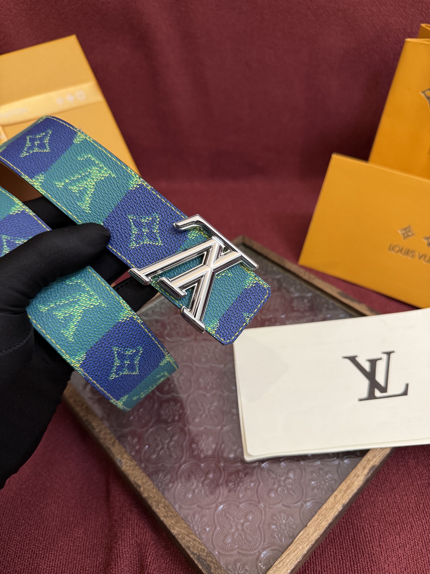 LV Dimension 4.0双面腰带将经典格调引入新颖尺幅设计。皮革压印 LV 字母和 Monogr