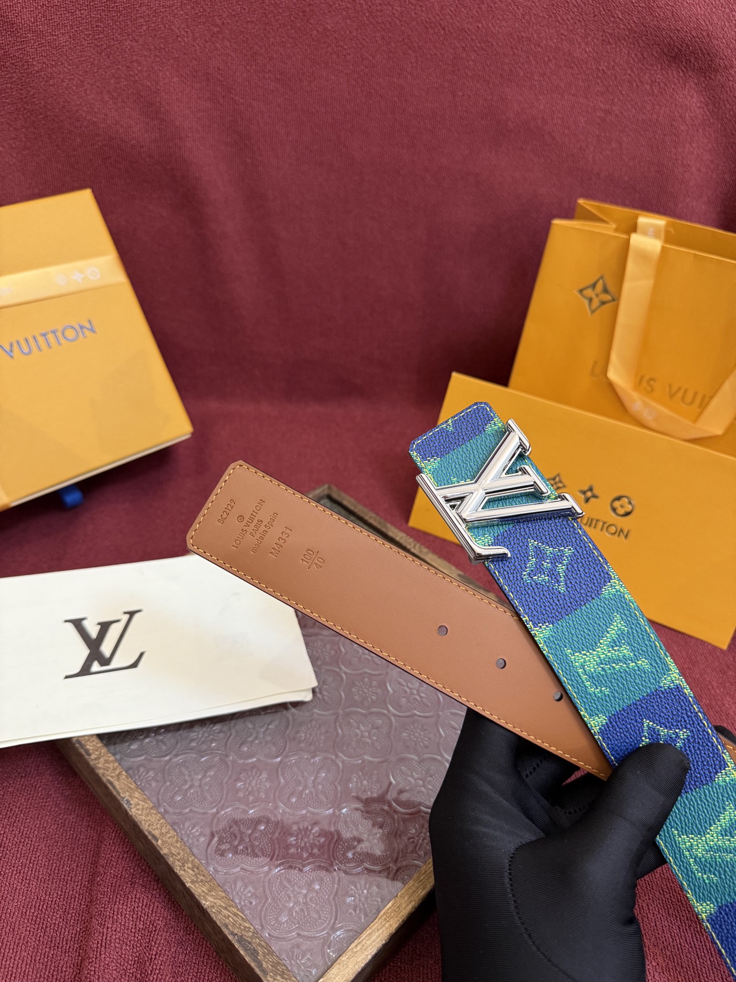LV Dimension 4.0双面腰带将经典格调引入新颖尺幅设计。皮革压印 LV 字母和 Monogr