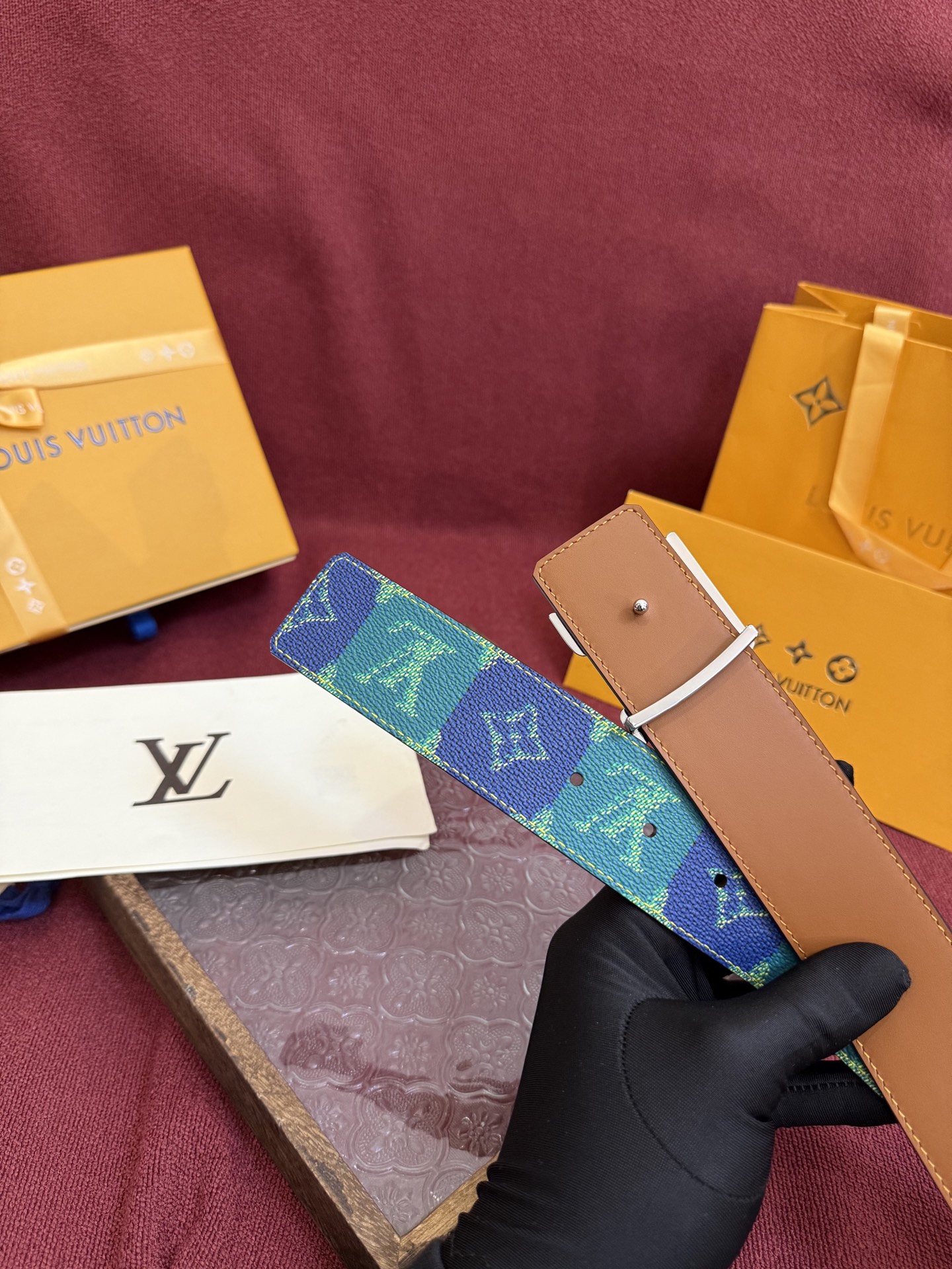 LV Dimension 4.0双面腰带将经典格调引入新颖尺幅设计。皮革压印 LV 字母和 Monogr