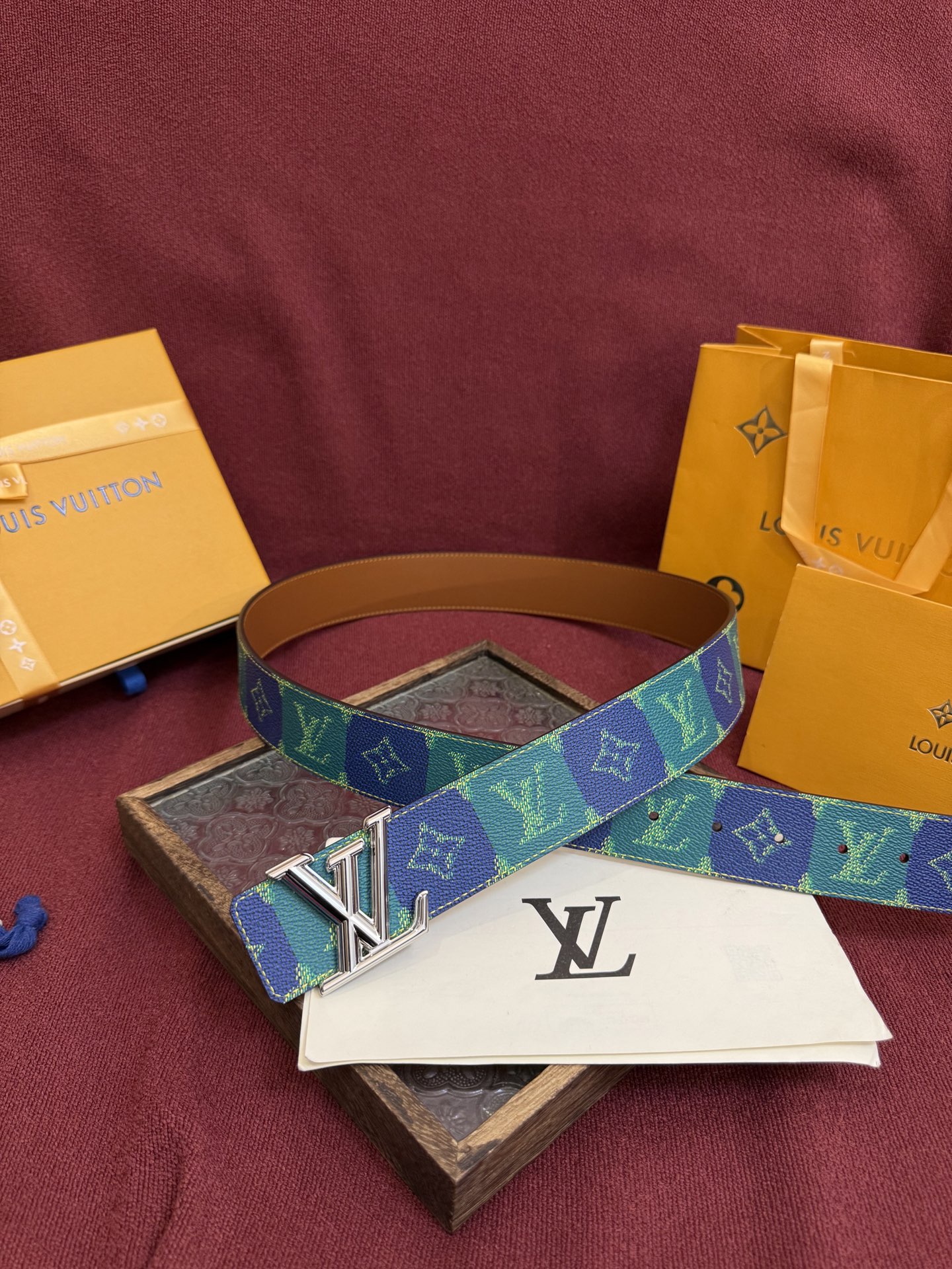 LV Dimension 4.0双面腰带将经典格调引入新颖尺幅设计。皮革压印 LV 字母和 Monogr