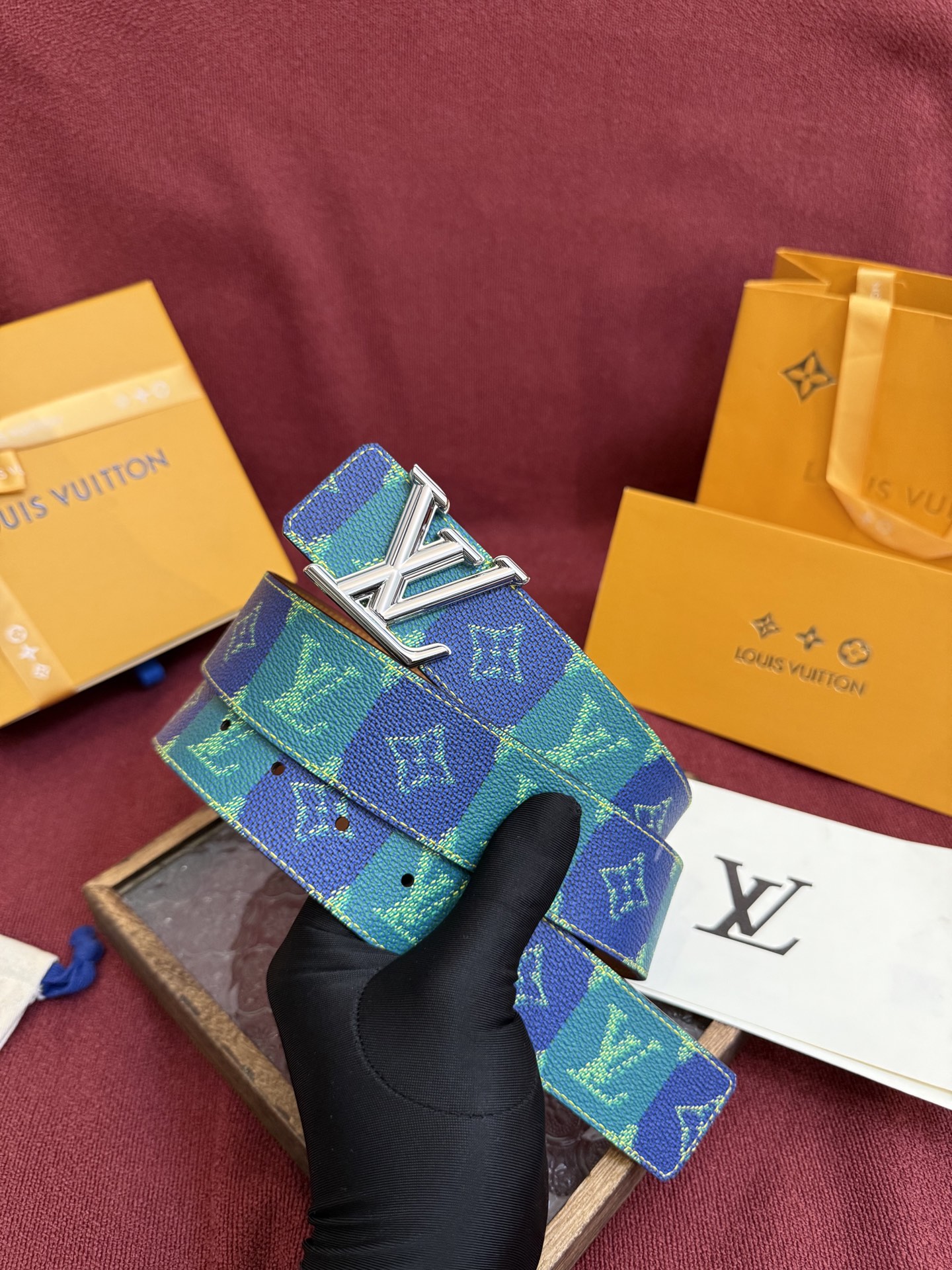 LV Dimension 4.0双面腰带将经典格调引入新颖尺幅设计。皮革压印 LV 字母和 Monogr