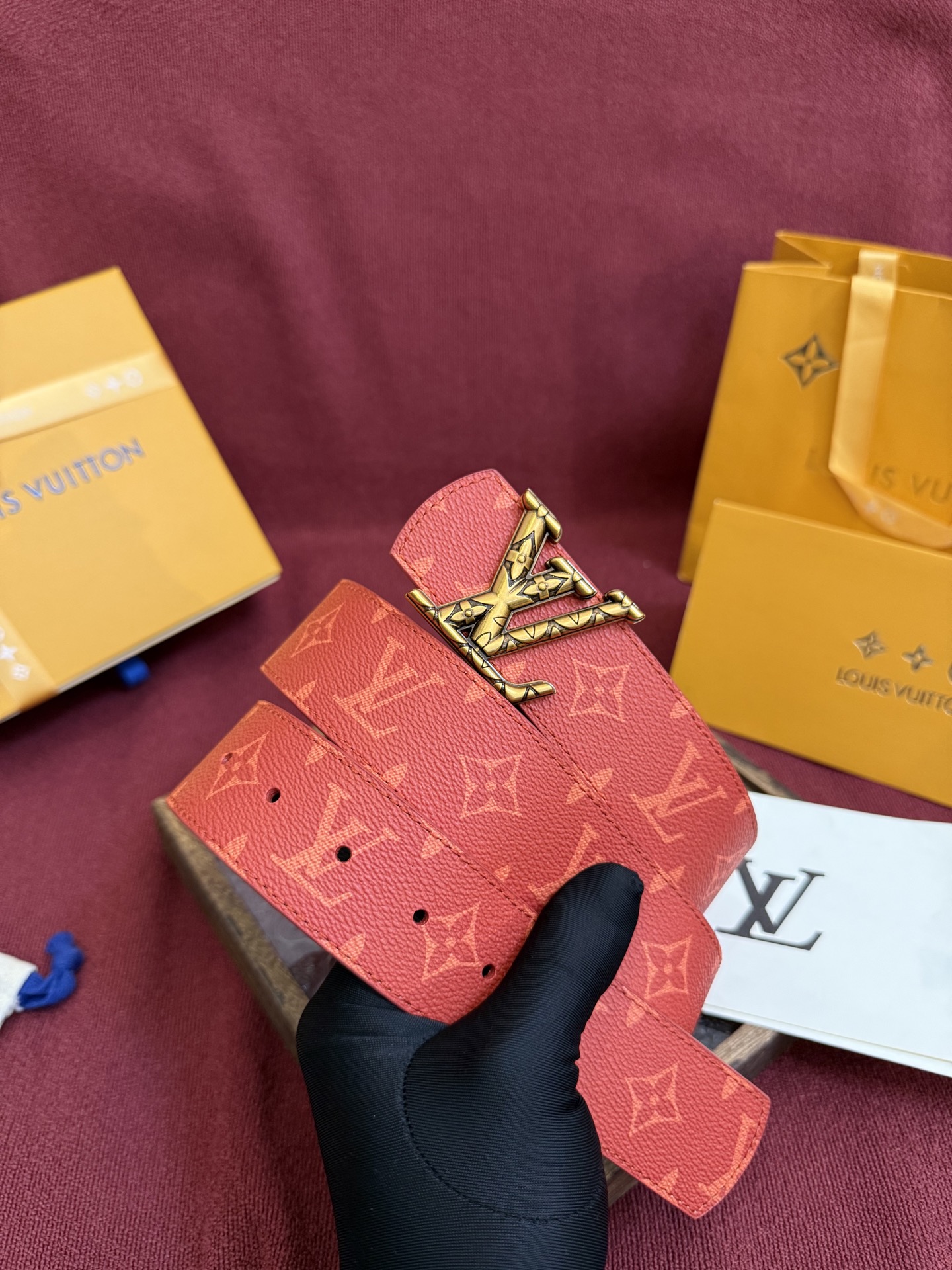 LV Dimension 4.0双面腰带将经典格调引入新颖尺幅设计。皮革压印 LV 字母和 Monogr