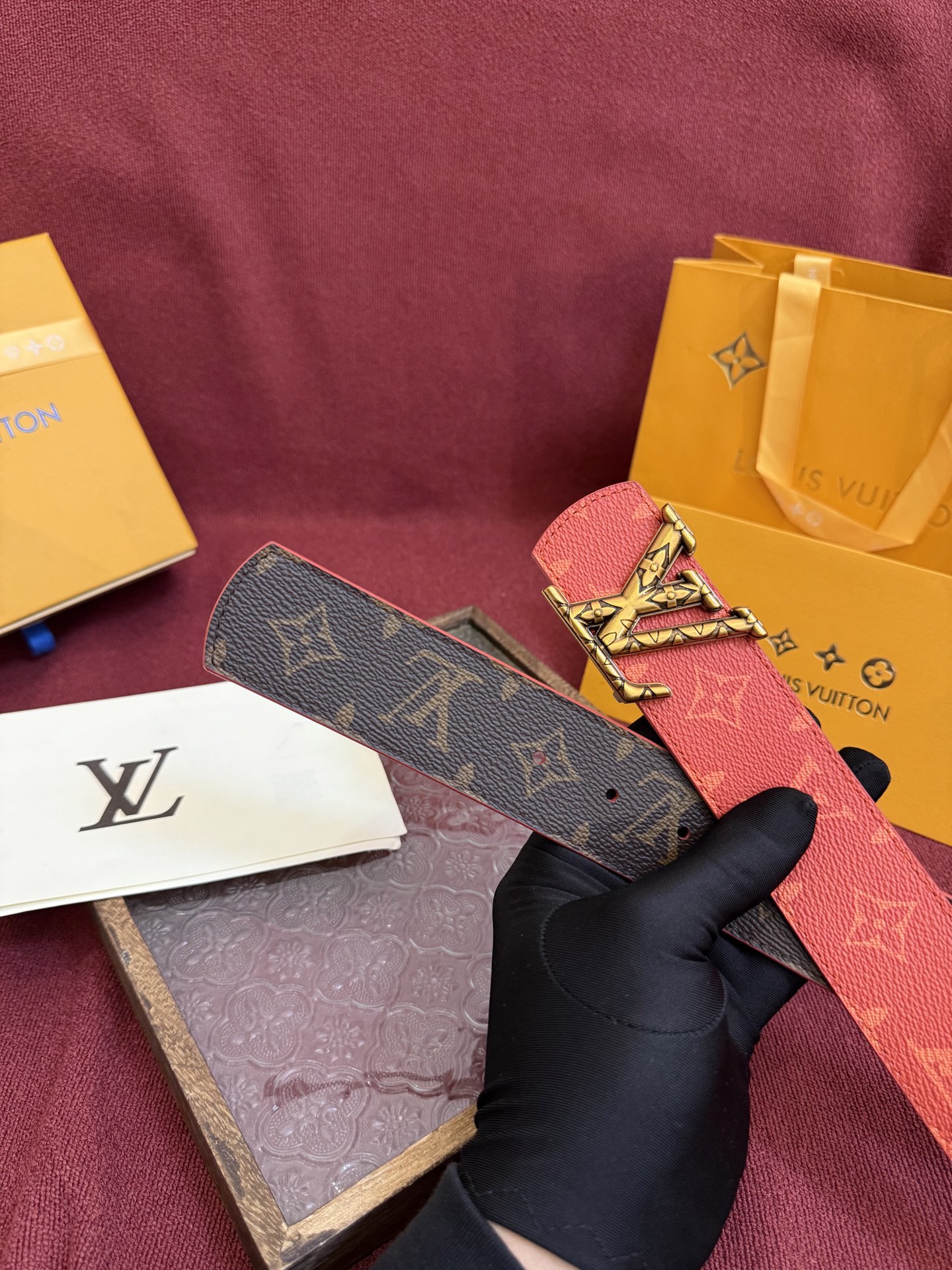 LV Dimension 4.0双面腰带将经典格调引入新颖尺幅设计。皮革压印 LV 字母和 Monogr