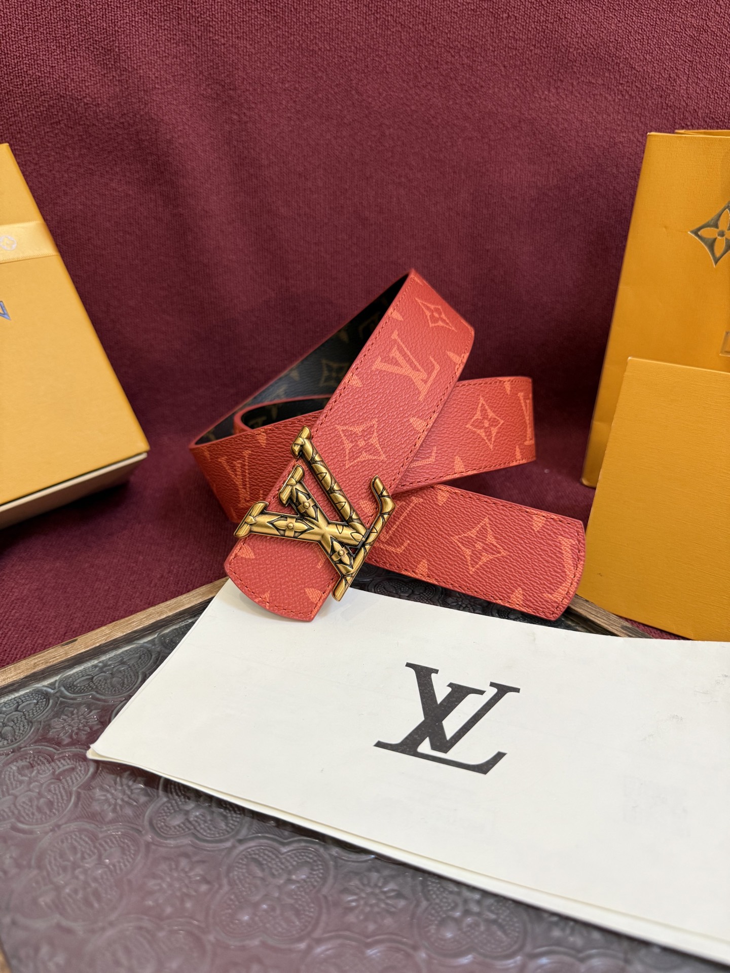 LV Dimension 4.0双面腰带将经典格调引入新颖尺幅设计。皮革压印 LV 字母和 Monogr