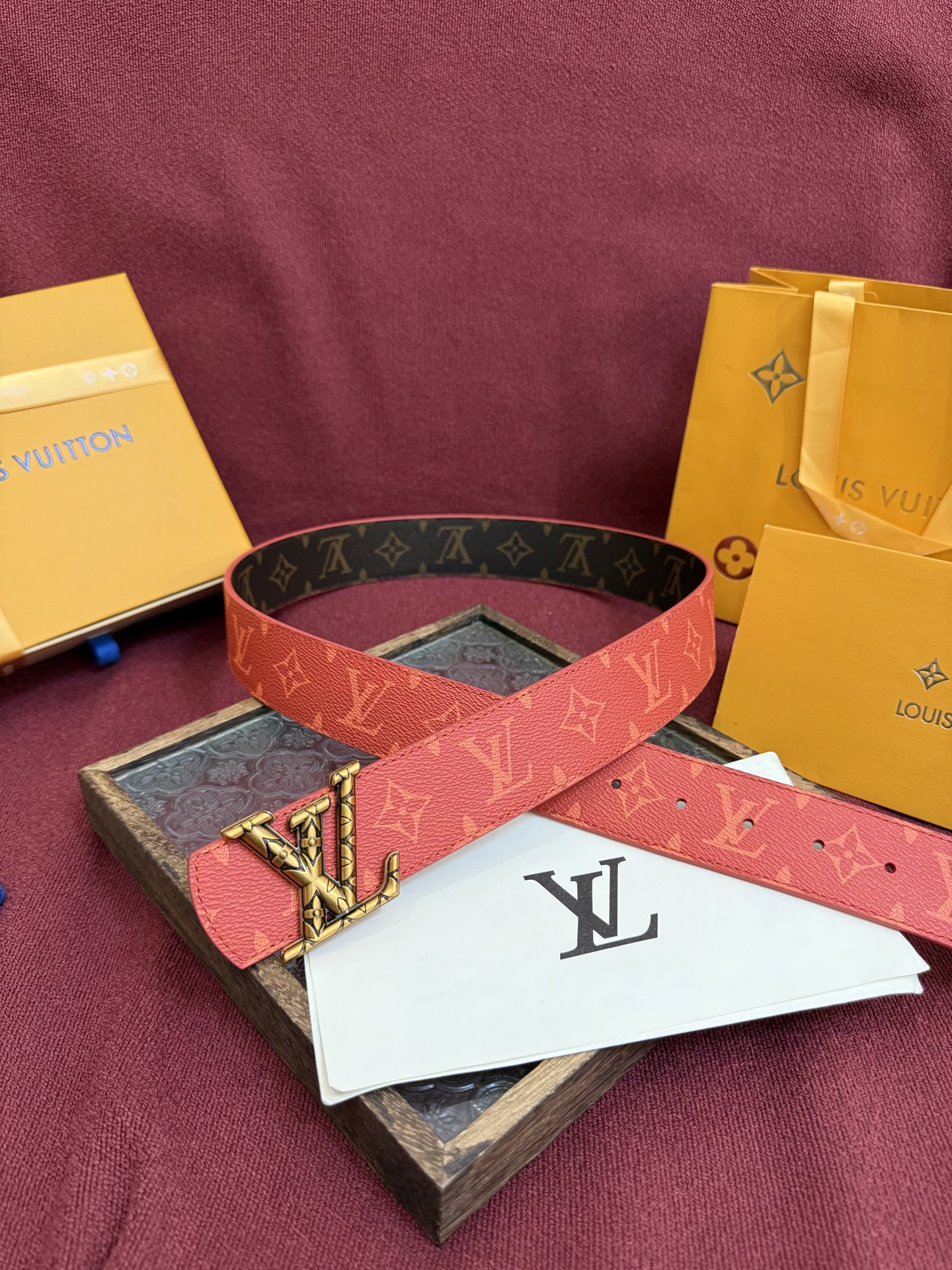 LV Dimension 4.0双面腰带将经典格调引入新颖尺幅设计。皮革压印 LV 字母和 Monogr