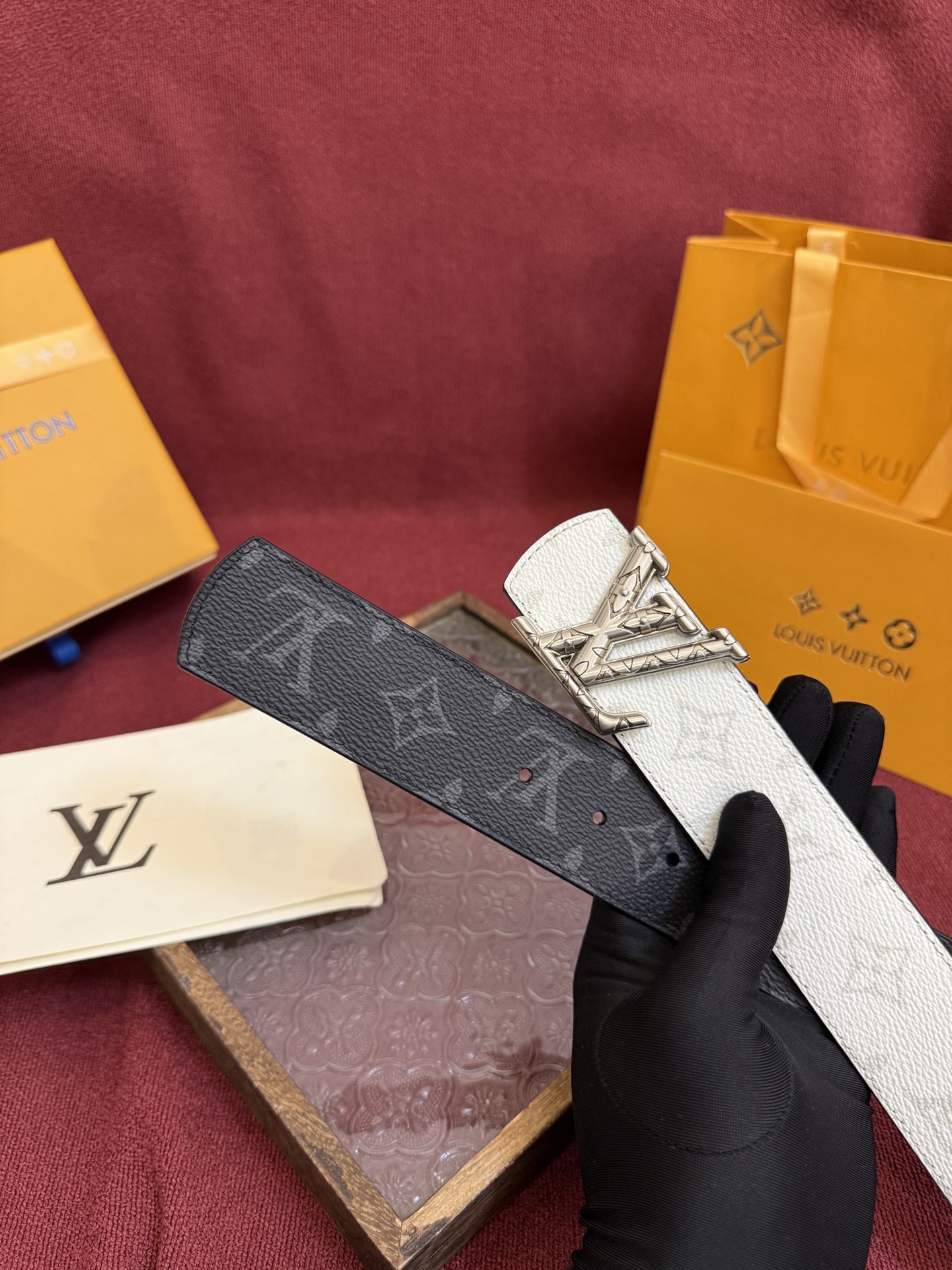 LV Dimension 4.0双面腰带将经典格调引入新颖尺幅设计。皮革压印 LV 字母和 Monogr