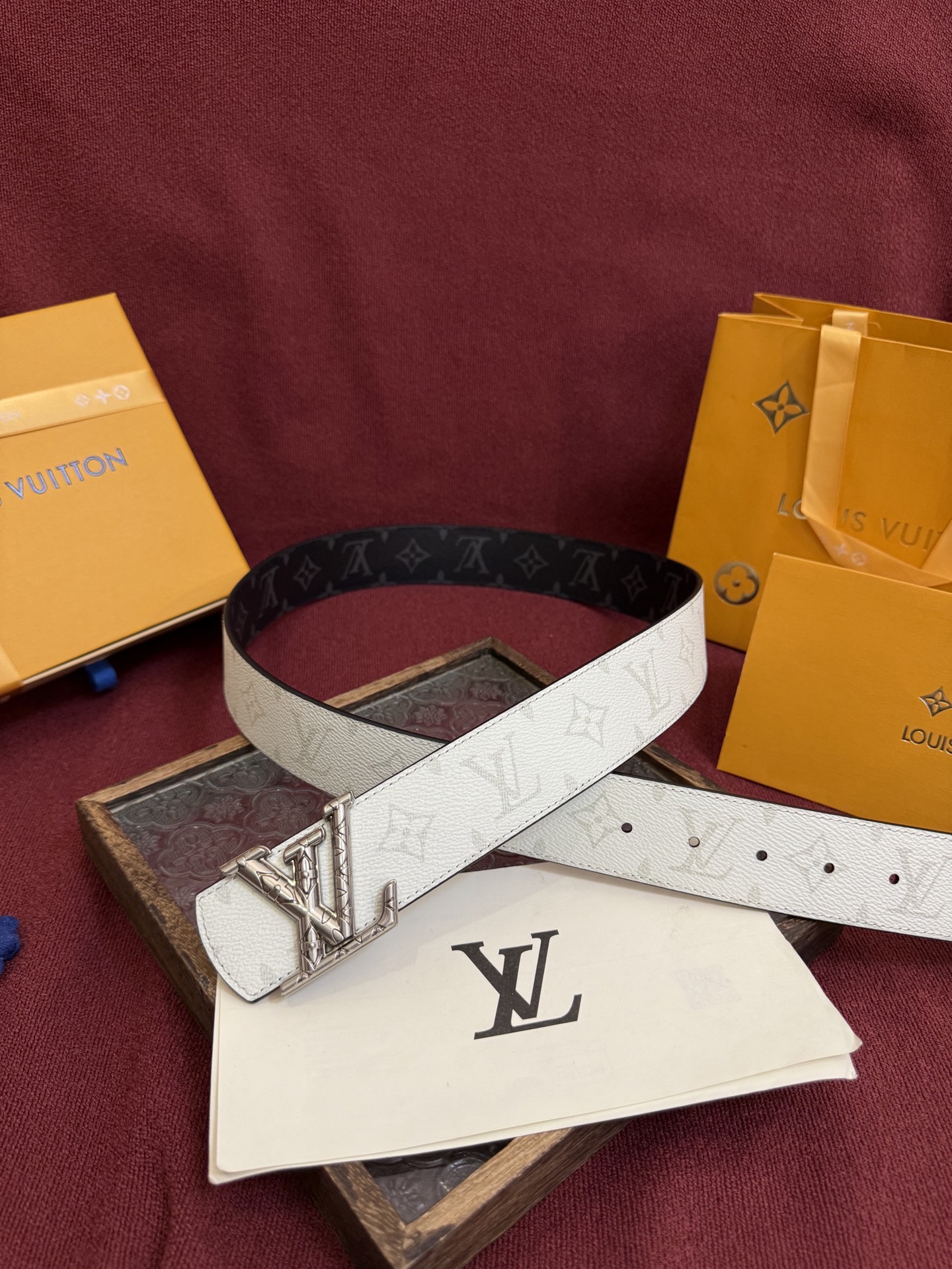 LV Dimension 4.0双面腰带将经典格调引入新颖尺幅设计。皮革压印 LV 字母和 Monogr