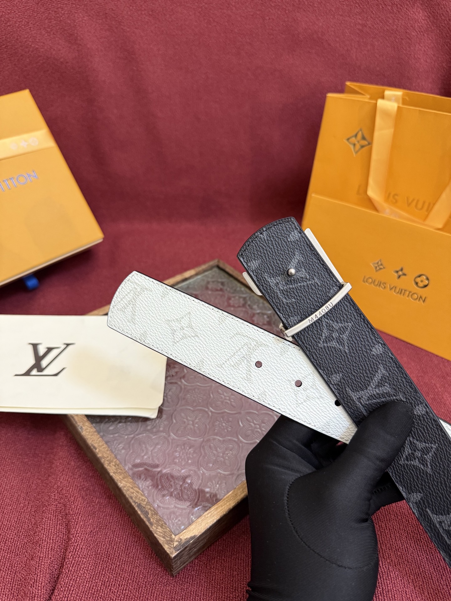 LV Dimension 4.0双面腰带将经典格调引入新颖尺幅设计。皮革压印 LV 字母和 Monogr