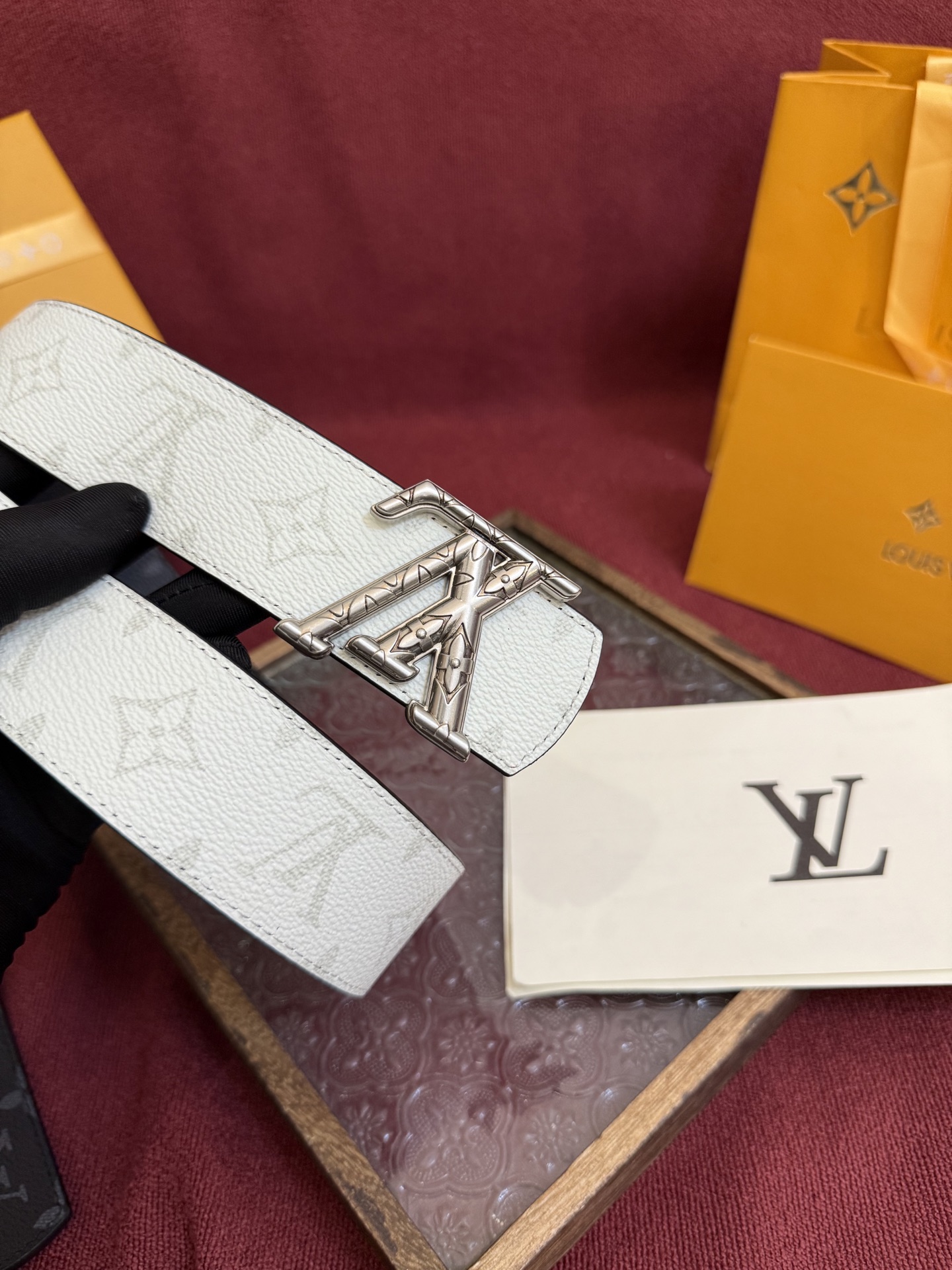 LV Dimension 4.0双面腰带将经典格调引入新颖尺幅设计。皮革压印 LV 字母和 Monogr