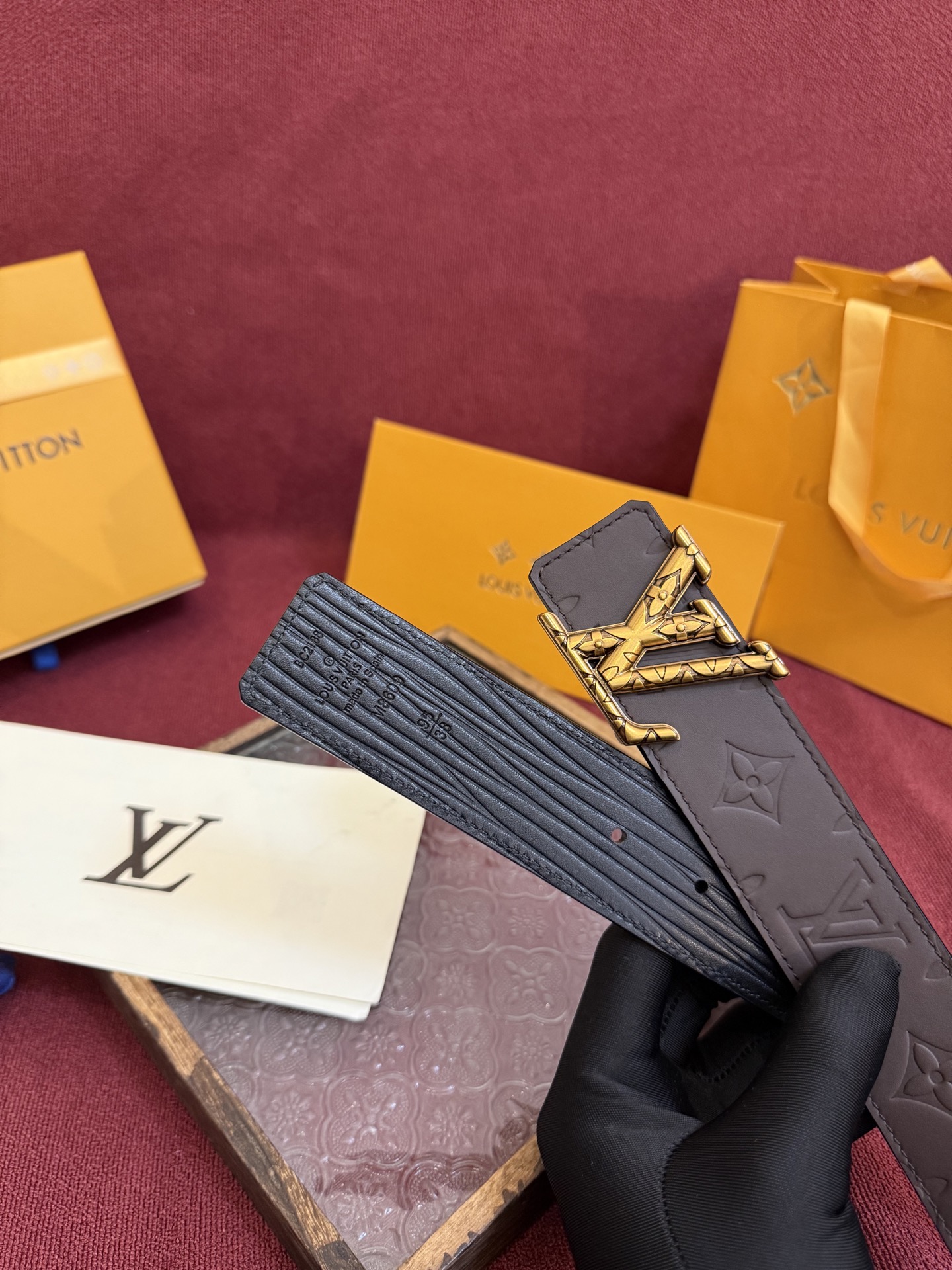 P LV Dimension Drift 双面腰带以路易威登的经典元素挥洒街头型格。Monogram 图