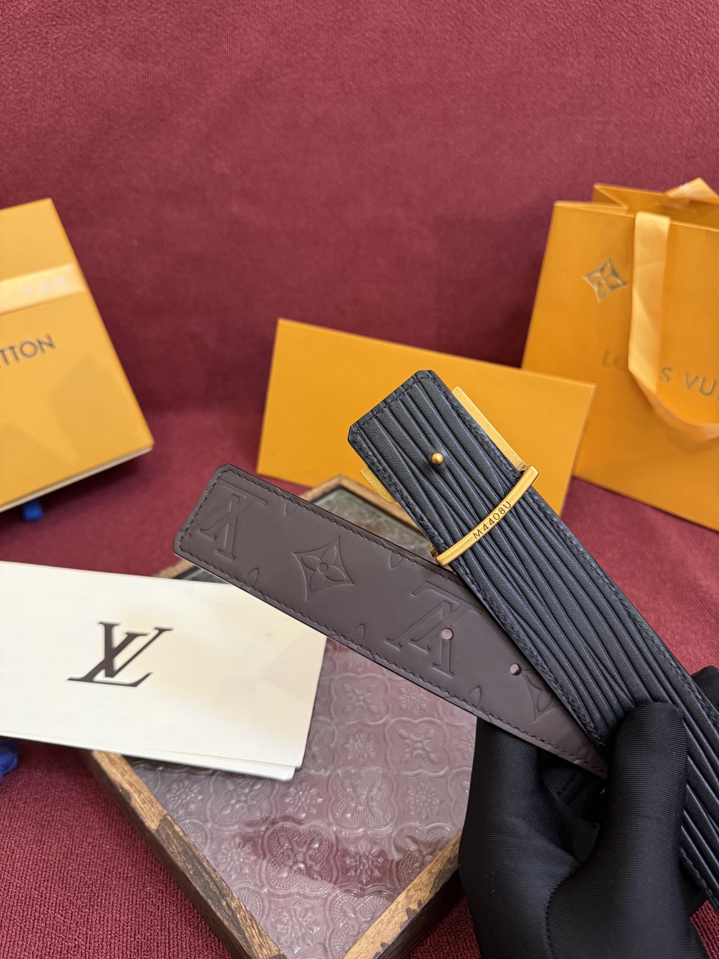 P LV Dimension Drift 双面腰带以路易威登的经典元素挥洒街头型格。Monogram 图