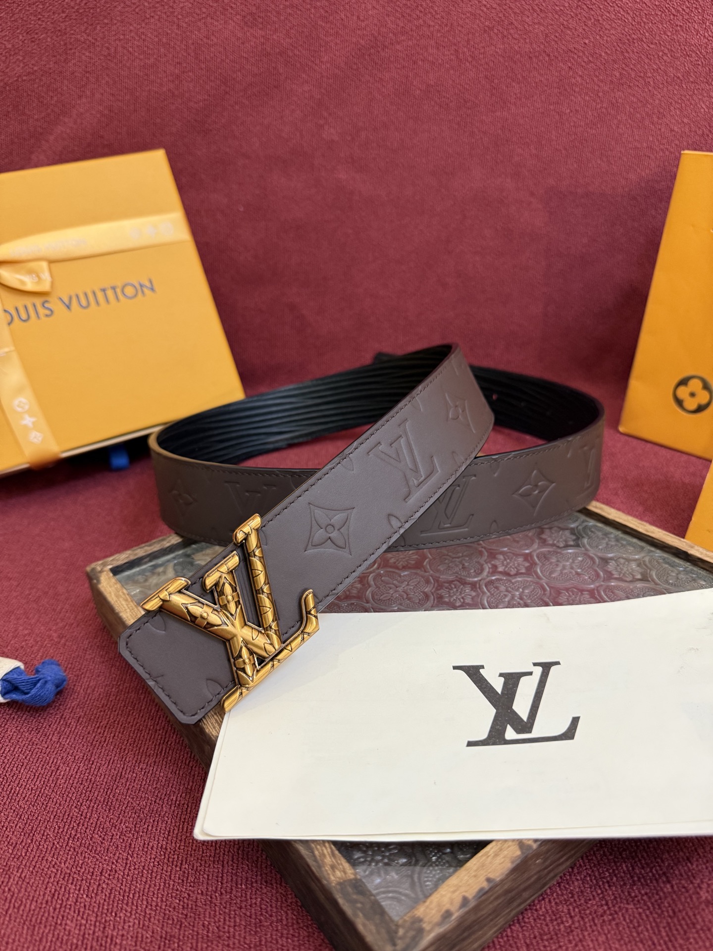 P LV Dimension Drift 双面腰带以路易威登的经典元素挥洒街头型格。Monogram 图