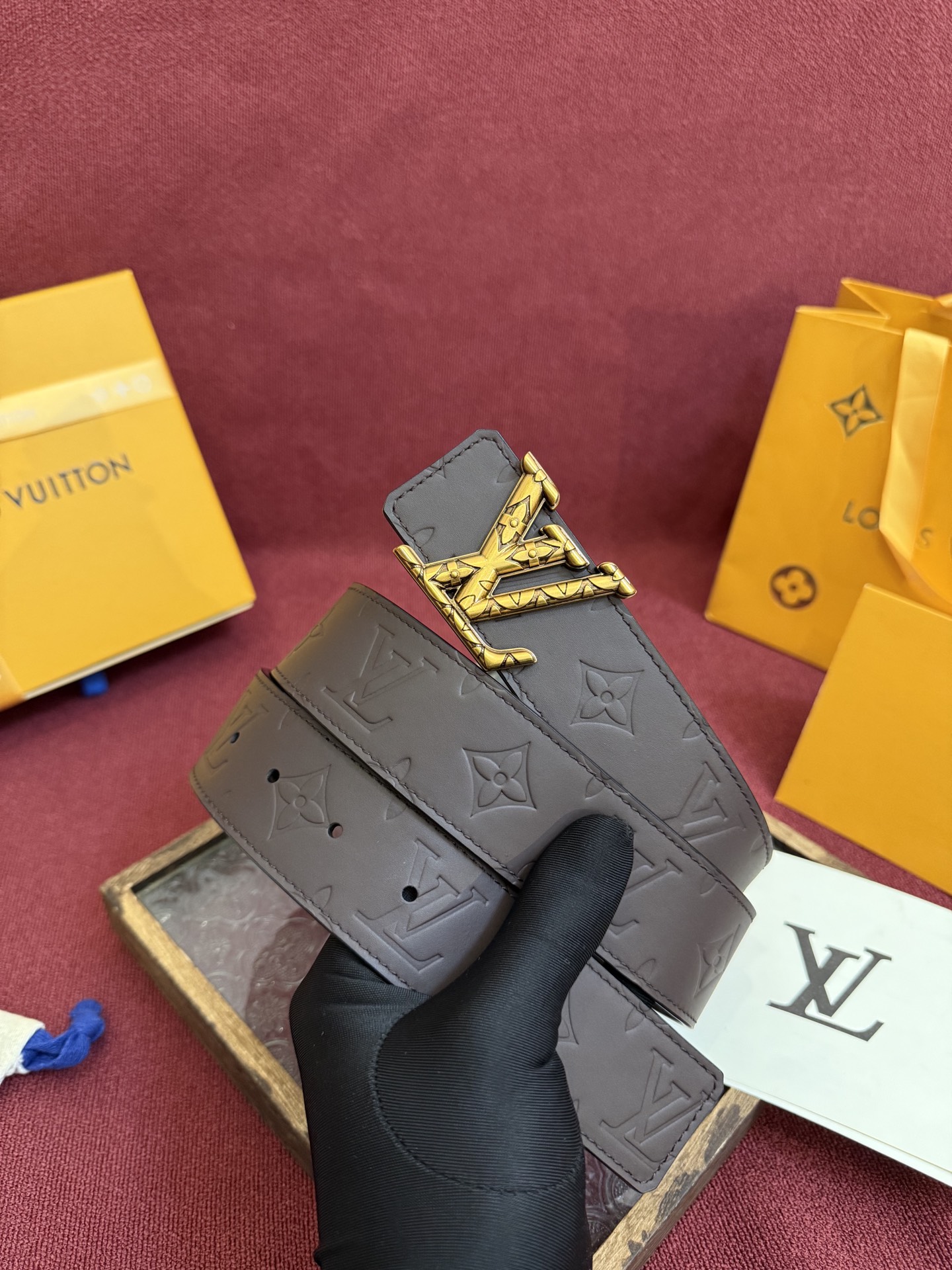 P LV Dimension Drift 双面腰带以路易威登的经典元素挥洒街头型格。Monogram 图