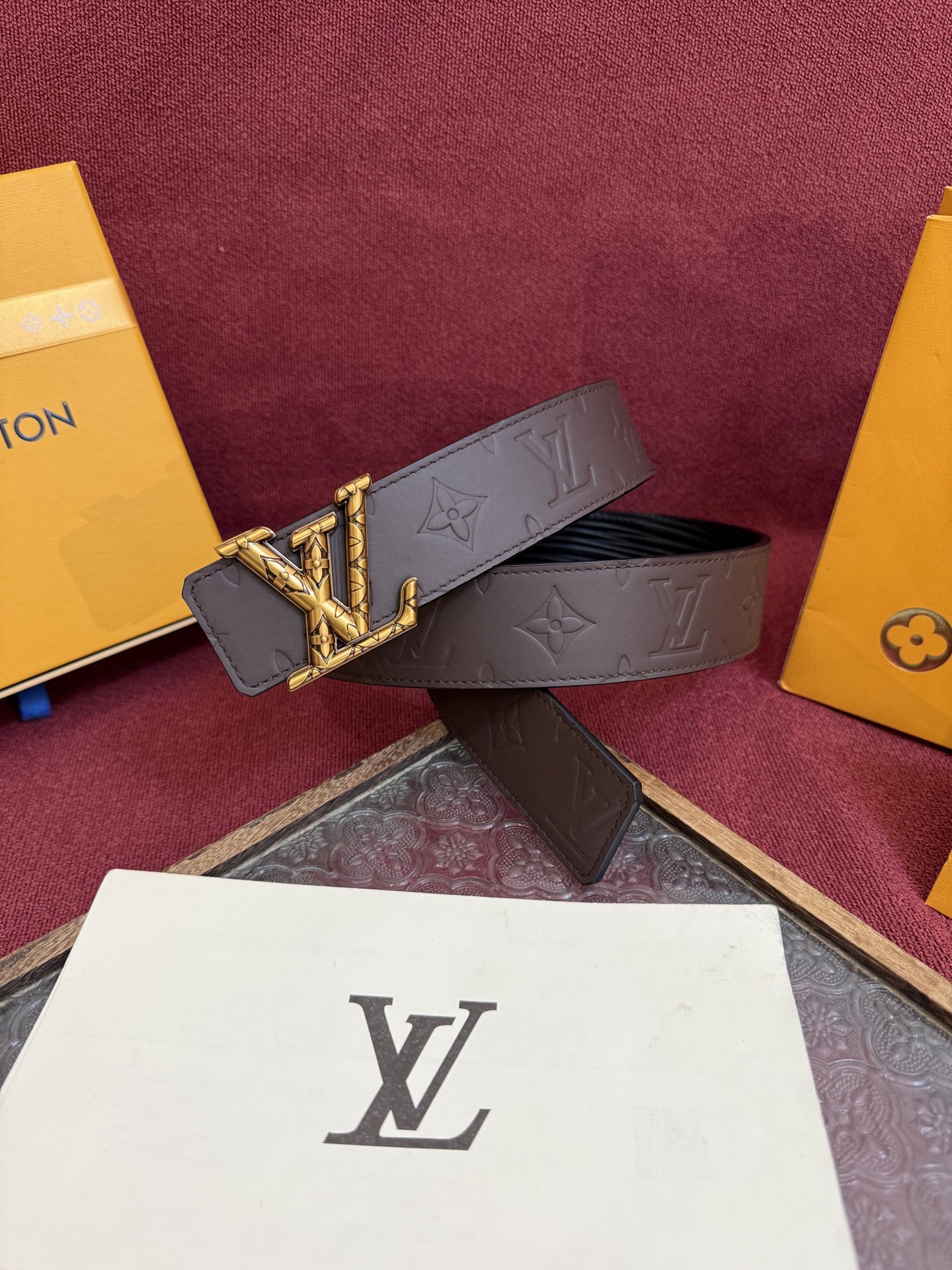 P LV Dimension Drift 双面腰带以路易威登的经典元素挥洒街头型格。Monogram 图