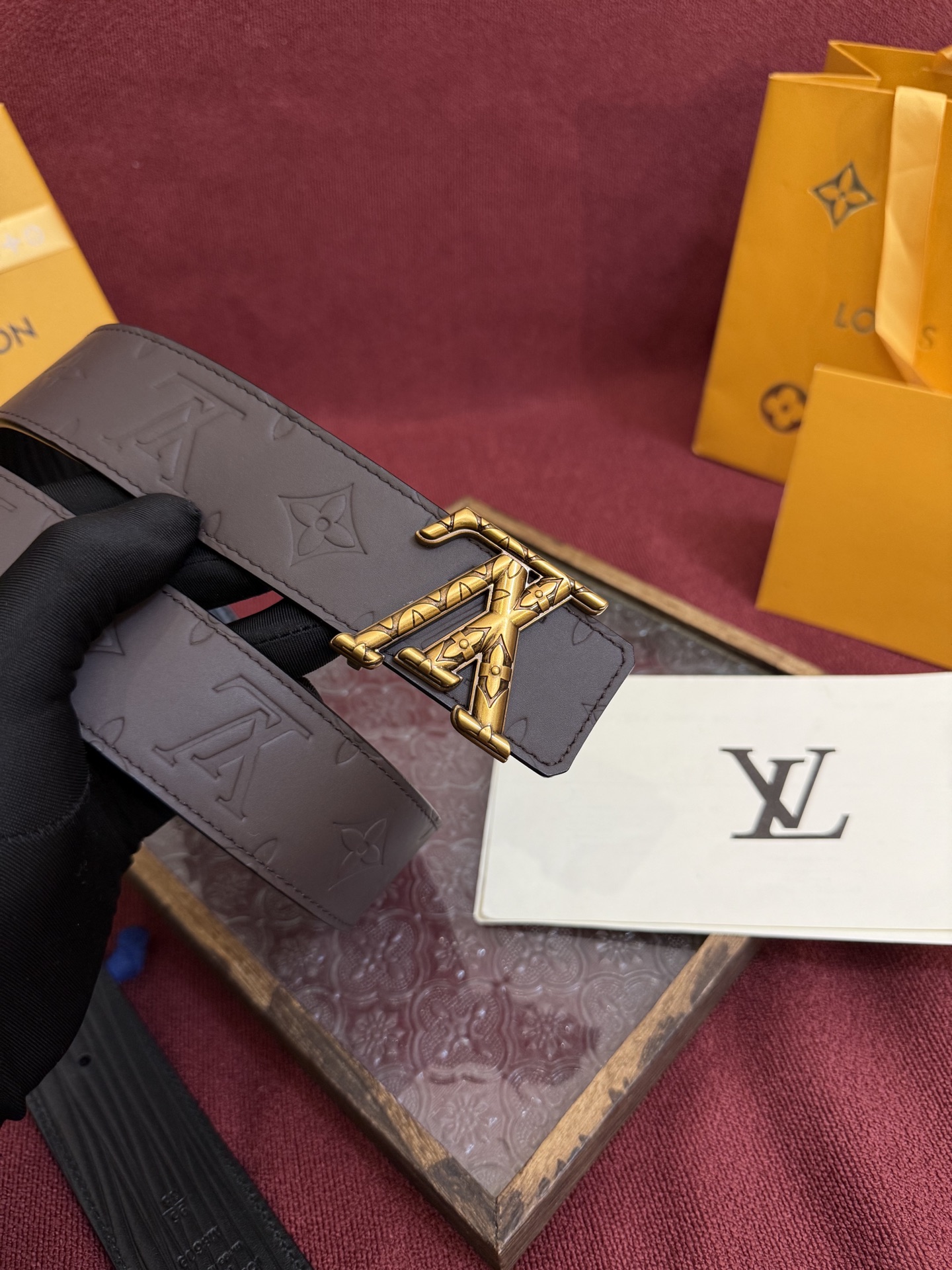 P LV Dimension Drift 双面腰带以路易威登的经典元素挥洒街头型格。Monogram 图