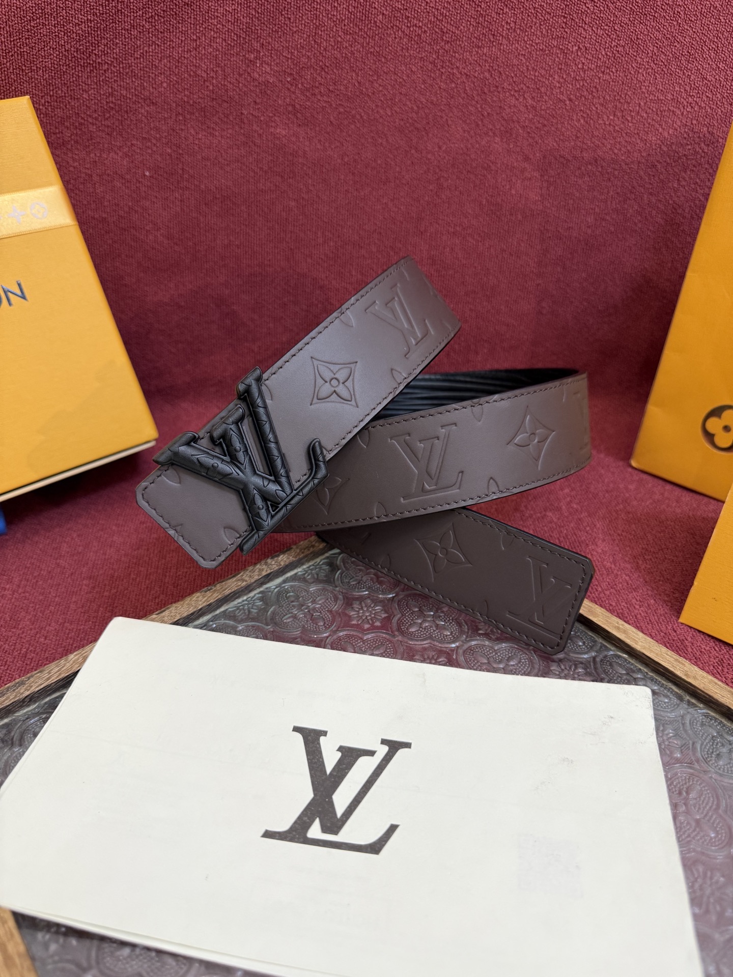 P LV Dimension Drift 双面腰带以路易威登的经典元素挥洒街头型格。Monogram 图