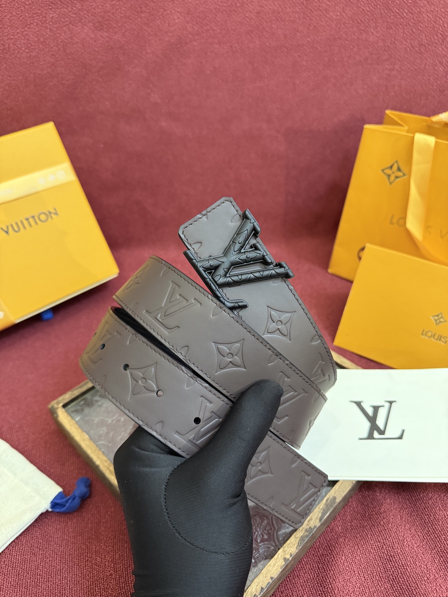 P LV Dimension Drift 双面腰带以路易威登的经典元素挥洒街头型格。Monogram 图