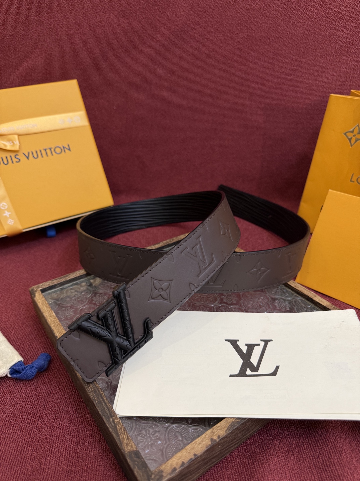 P LV Dimension Drift 双面腰带以路易威登的经典元素挥洒街头型格。Monogram 图