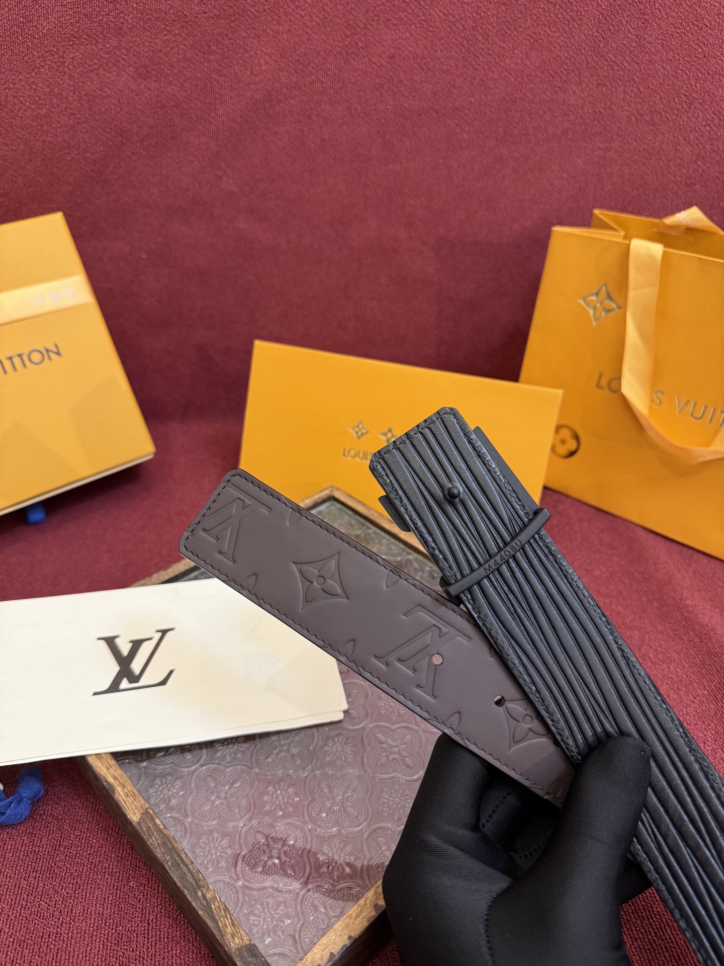 P LV Dimension Drift 双面腰带以路易威登的经典元素挥洒街头型格。Monogram 图