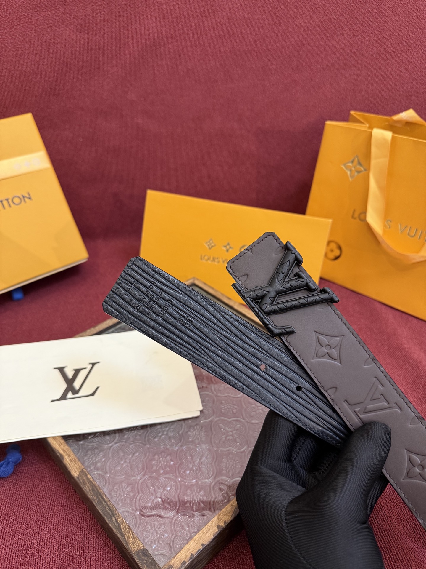 P LV Dimension Drift 双面腰带以路易威登的经典元素挥洒街头型格。Monogram 图