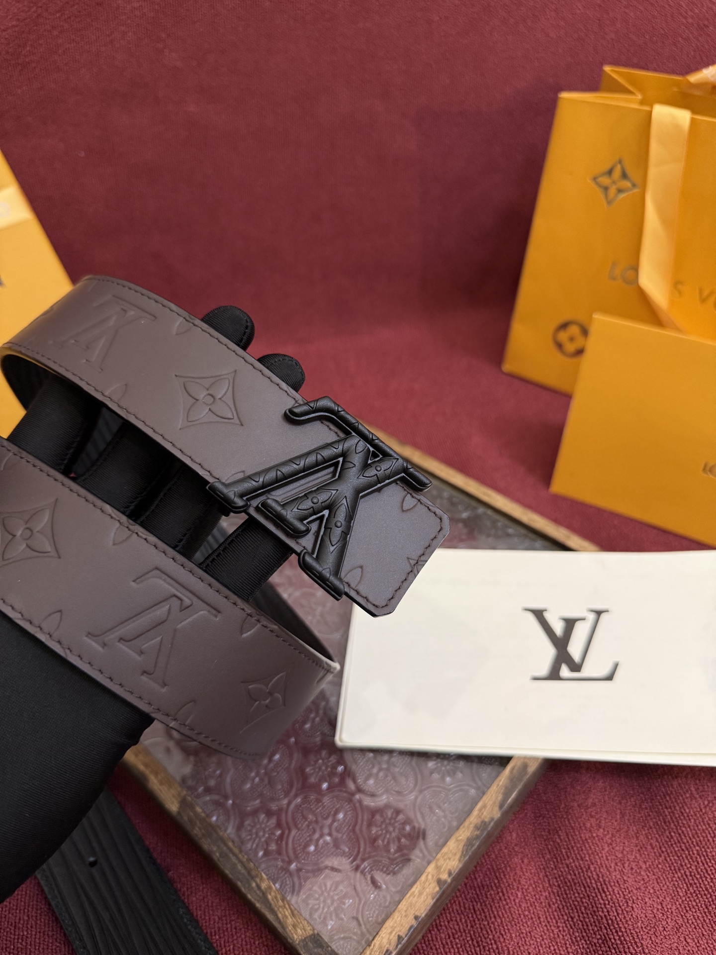 P LV Dimension Drift 双面腰带以路易威登的经典元素挥洒街头型格。Monogram 图