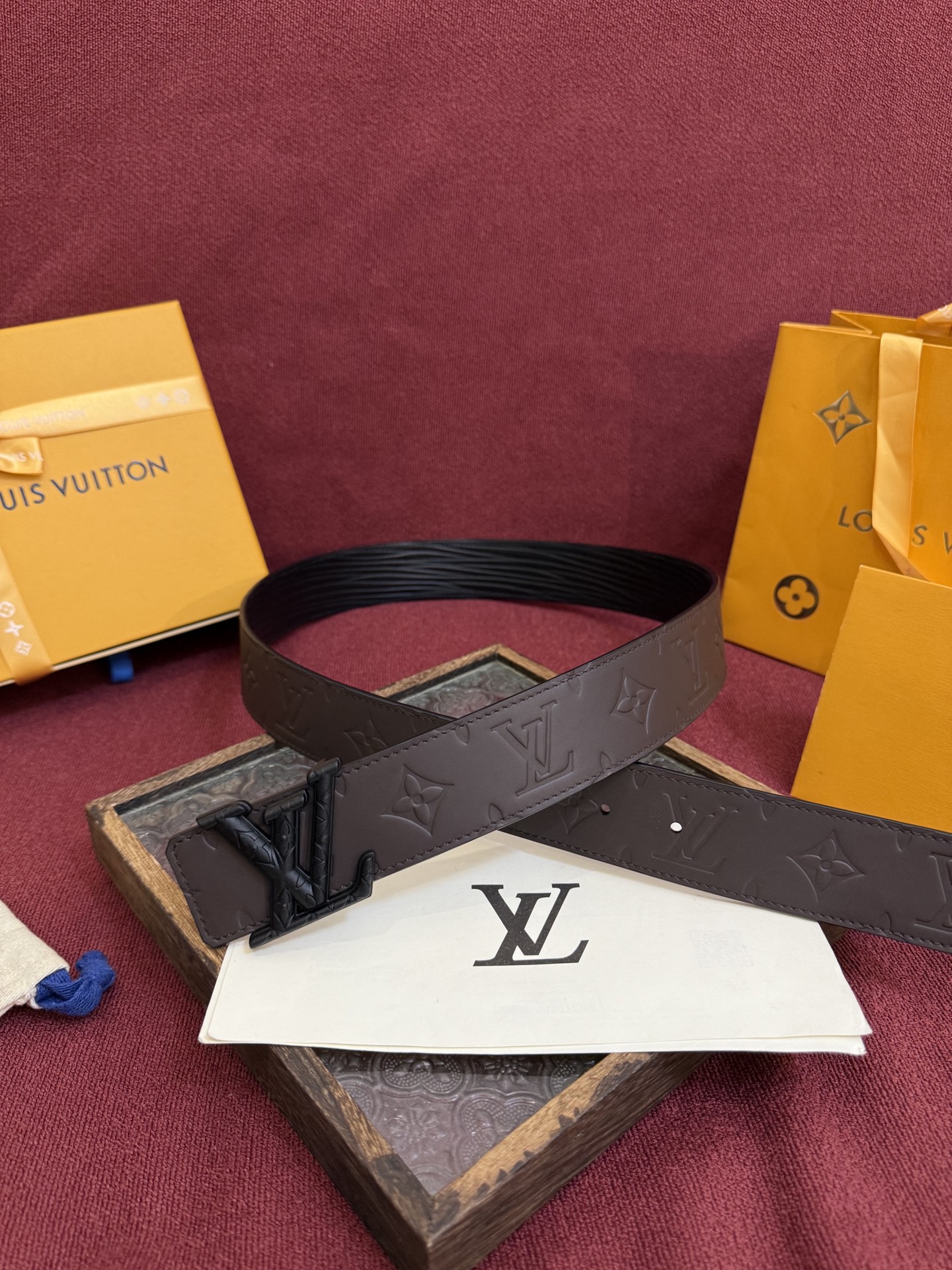 P LV Dimension Drift 双面腰带以路易威登的经典元素挥洒街头型格。Monogram 图