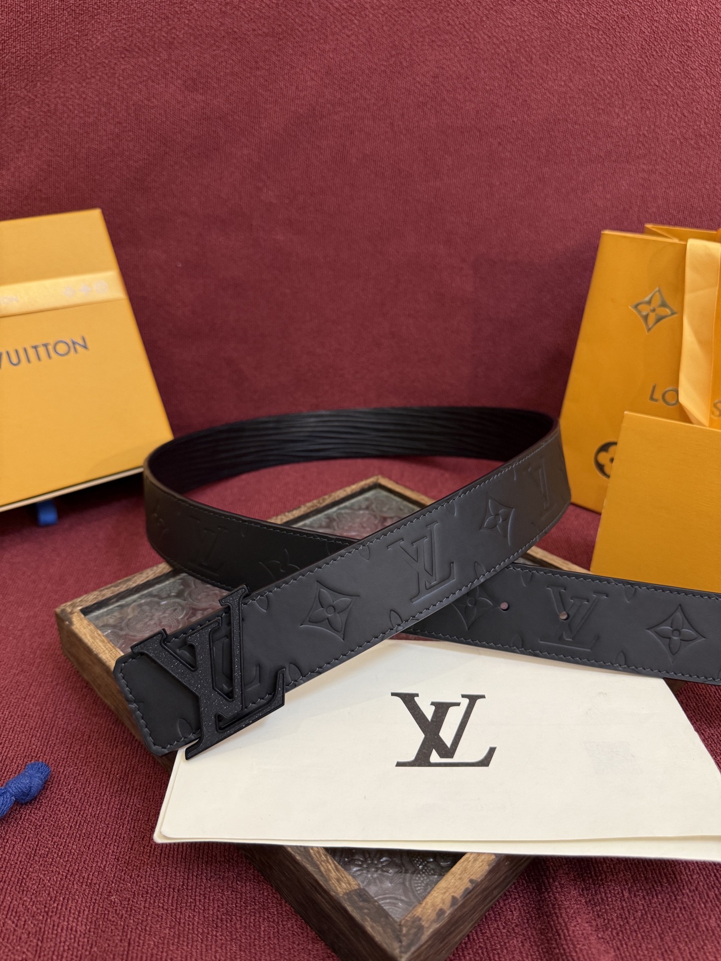 P LV Dimension Drift 双面腰带以路易威登的经典元素挥洒街头型格。Monogram 图