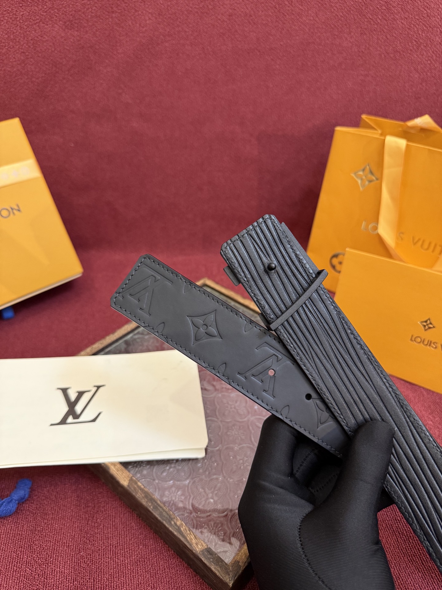 P LV Dimension Drift 双面腰带以路易威登的经典元素挥洒街头型格。Monogram 图