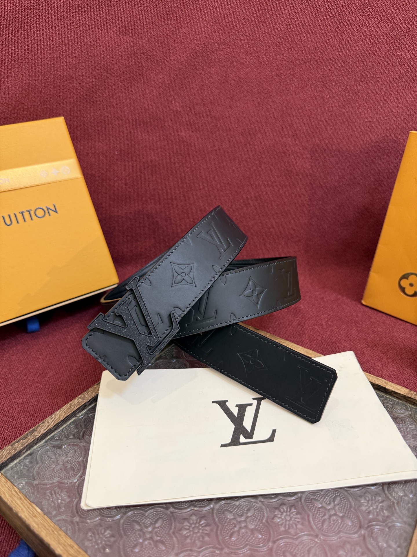 P LV Dimension Drift 双面腰带以路易威登的经典元素挥洒街头型格。Monogram 图