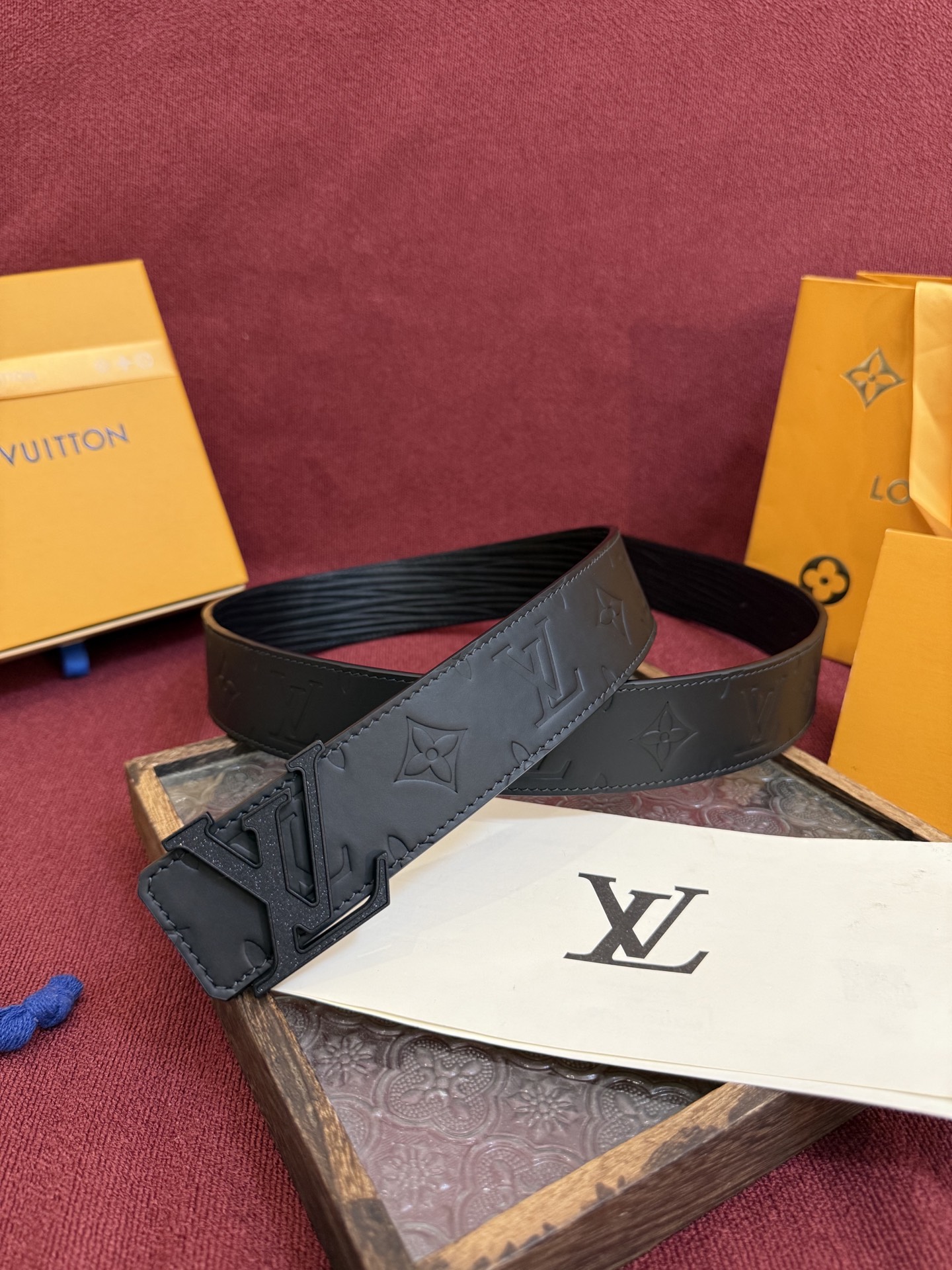 P LV Dimension Drift 双面腰带以路易威登的经典元素挥洒街头型格。Monogram 图