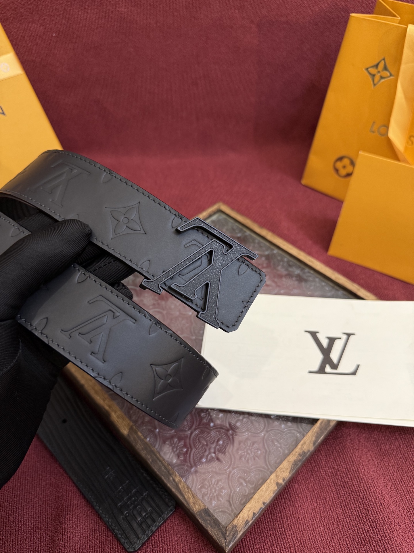 P LV Dimension Drift 双面腰带以路易威登的经典元素挥洒街头型格。Monogram 图