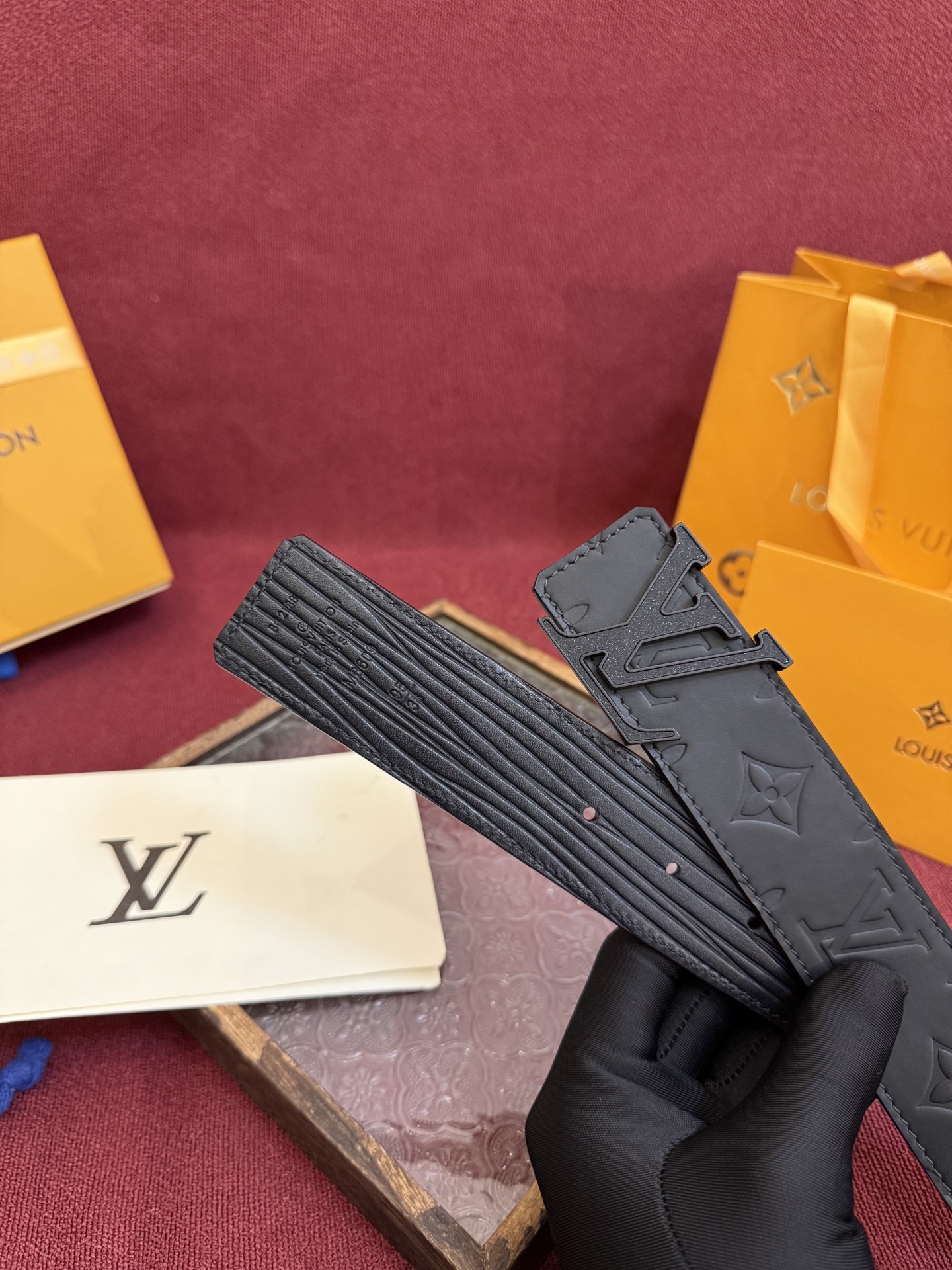 P LV Dimension Drift 双面腰带以路易威登的经典元素挥洒街头型格。Monogram 图