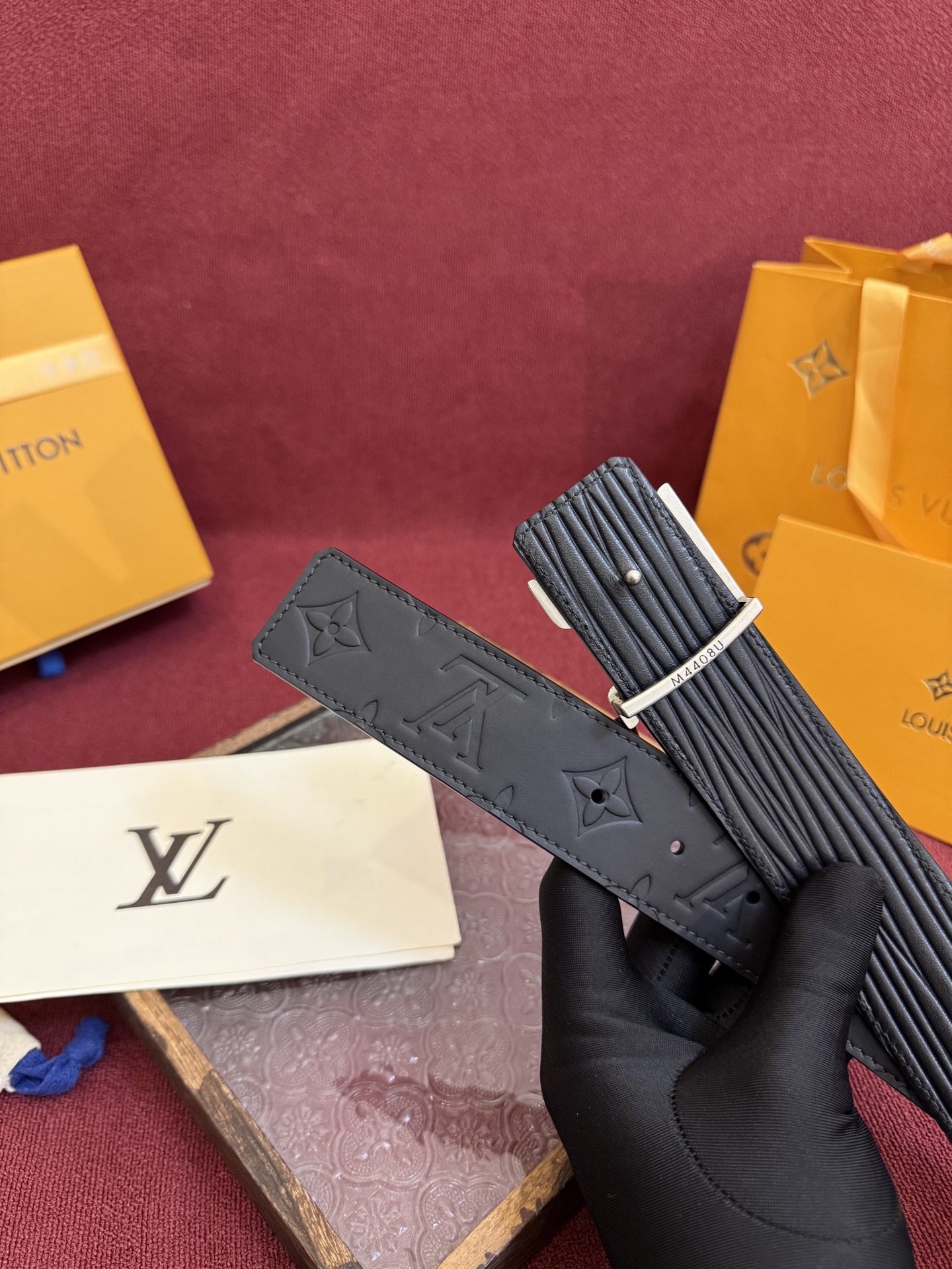 P LV Dimension Drift 双面腰带以路易威登的经典元素挥洒街头型格。Monogram 图