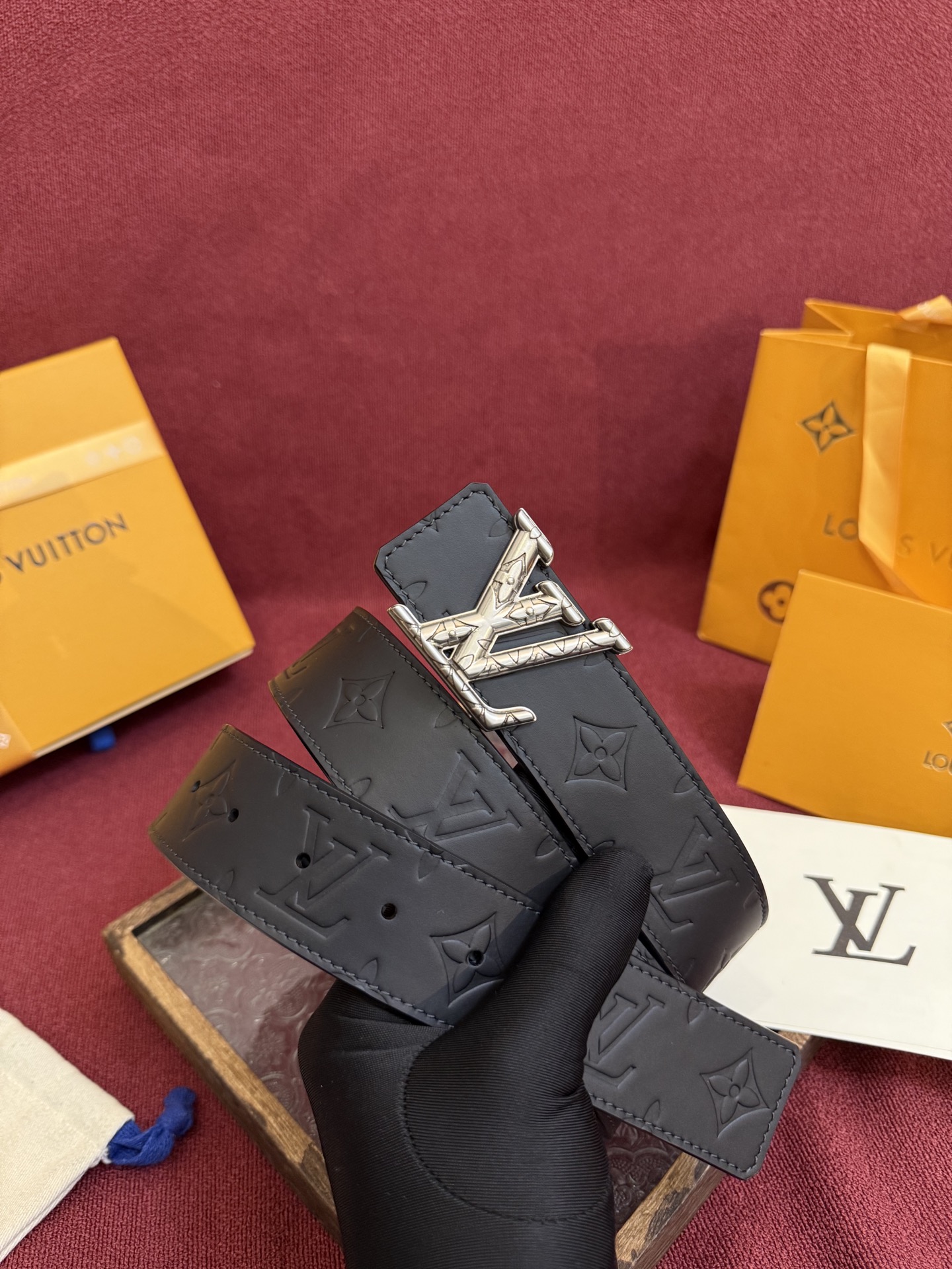 P LV Dimension Drift 双面腰带以路易威登的经典元素挥洒街头型格。Monogram 图