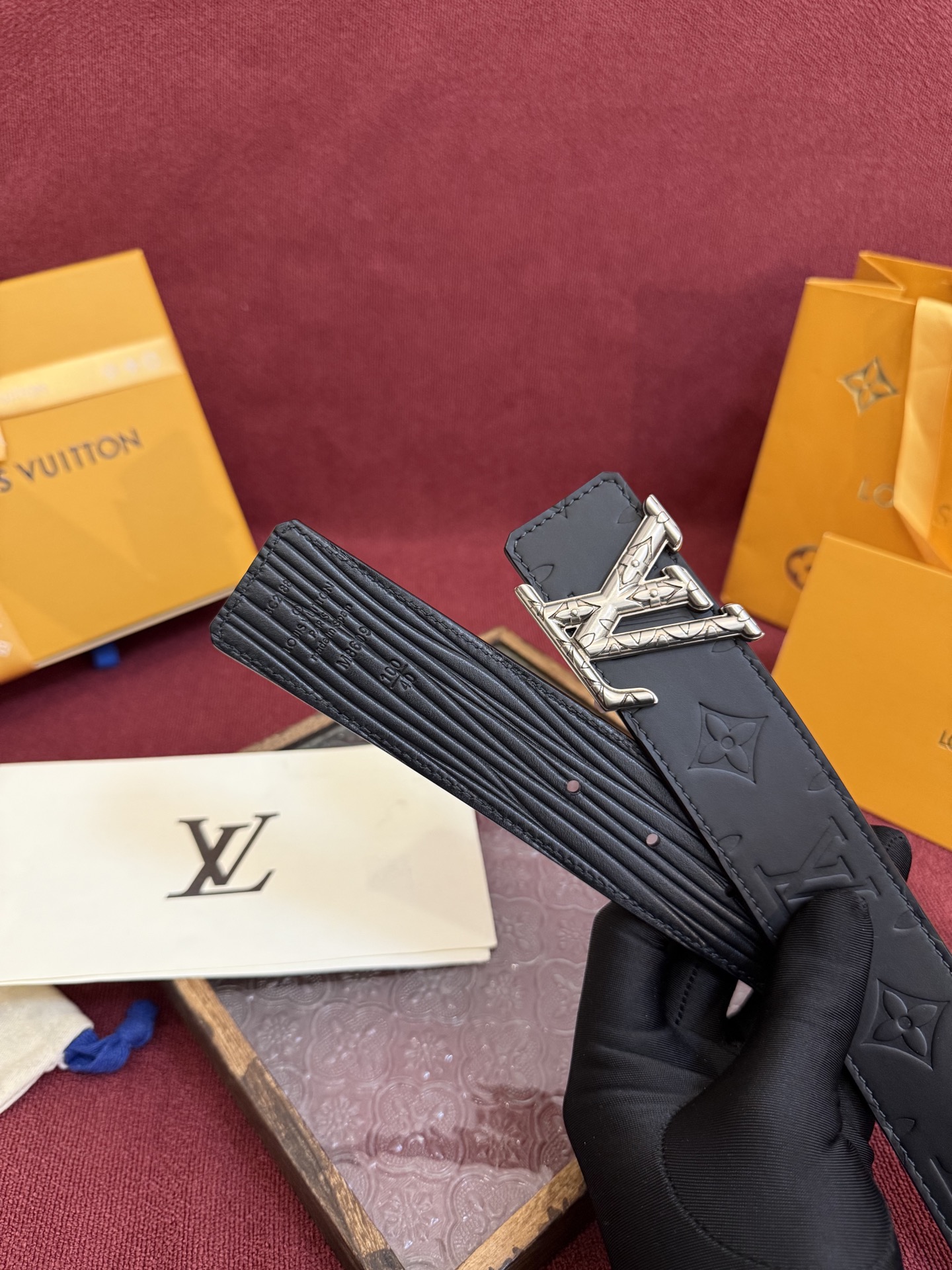 P LV Dimension Drift 双面腰带以路易威登的经典元素挥洒街头型格。Monogram 图