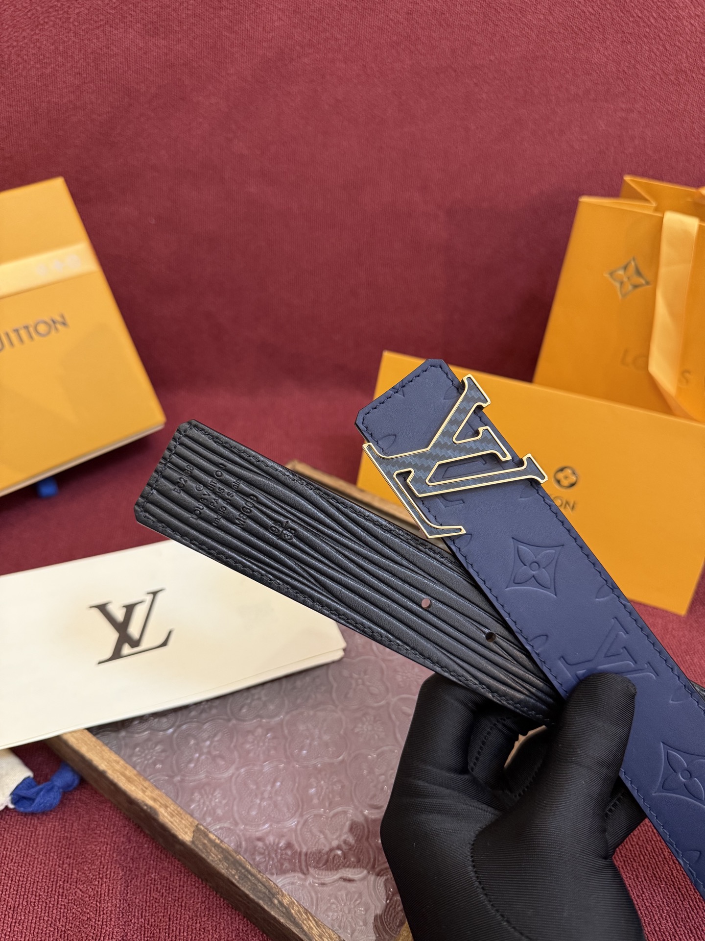 P LV Dimension Drift 双面腰带以路易威登的经典元素挥洒街头型格。Monogram 图