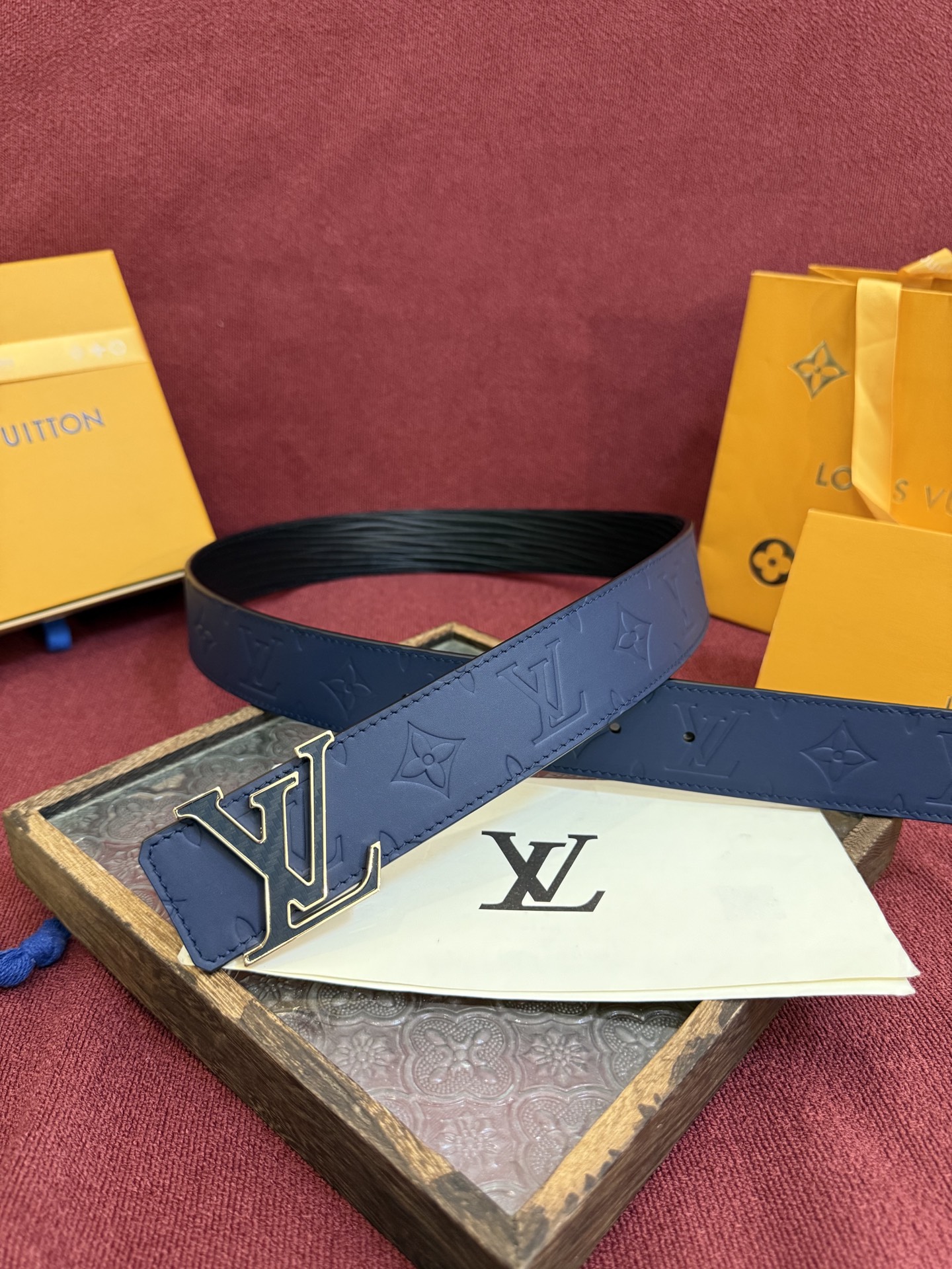 P LV Dimension Drift 双面腰带以路易威登的经典元素挥洒街头型格。Monogram 图