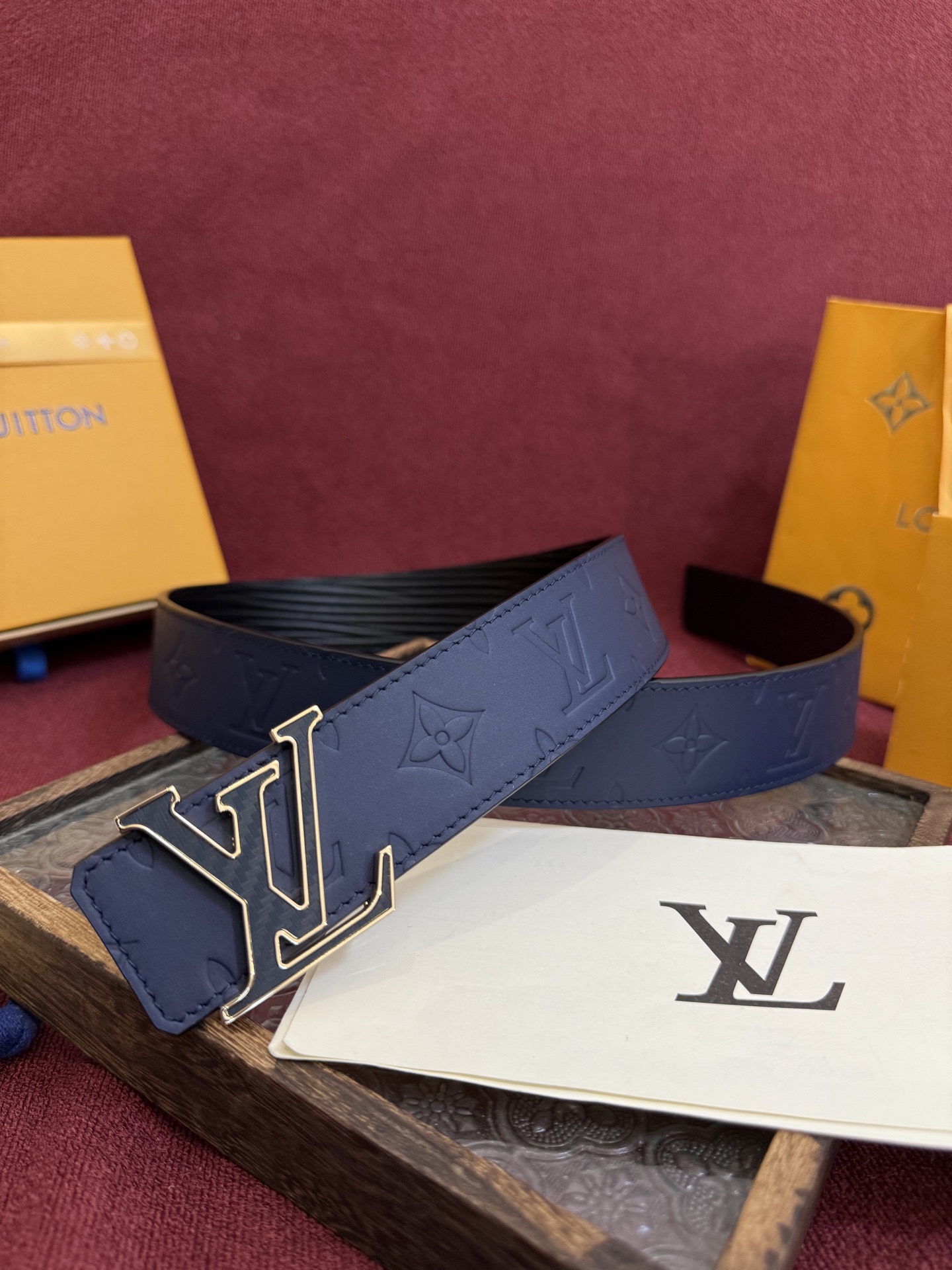 P LV Dimension Drift 双面腰带以路易威登的经典元素挥洒街头型格。Monogram 图