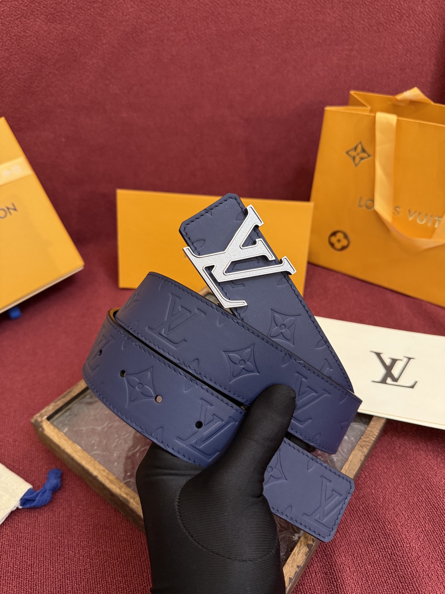 P LV Dimension Drift 双面腰带以路易威登的经典元素挥洒街头型格。Monogram 图