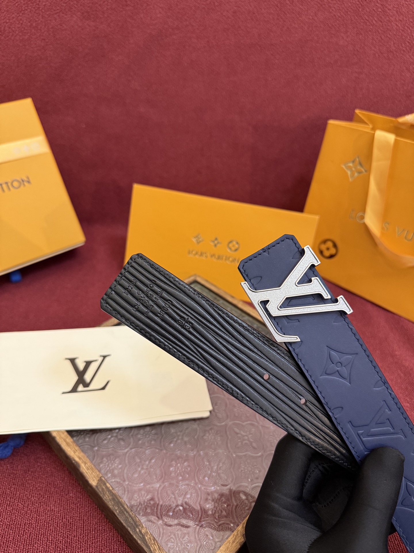 P LV Dimension Drift 双面腰带以路易威登的经典元素挥洒街头型格。Monogram 图