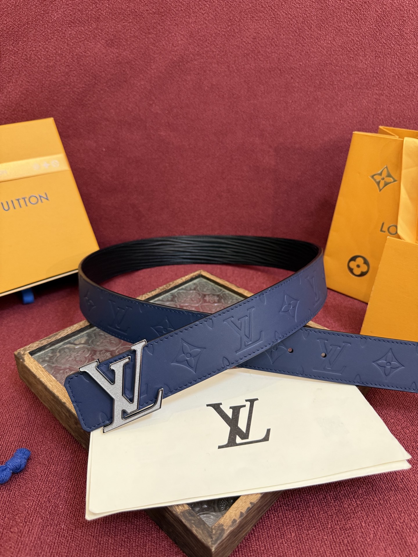 P LV Dimension Drift 双面腰带以路易威登的经典元素挥洒街头型格。Monogram 图