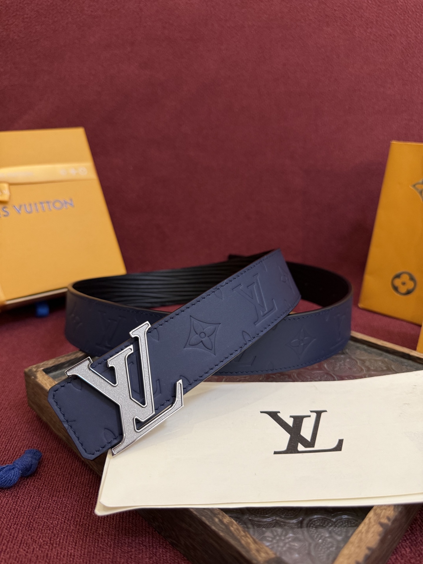 P LV Dimension Drift 双面腰带以路易威登的经典元素挥洒街头型格。Monogram 图