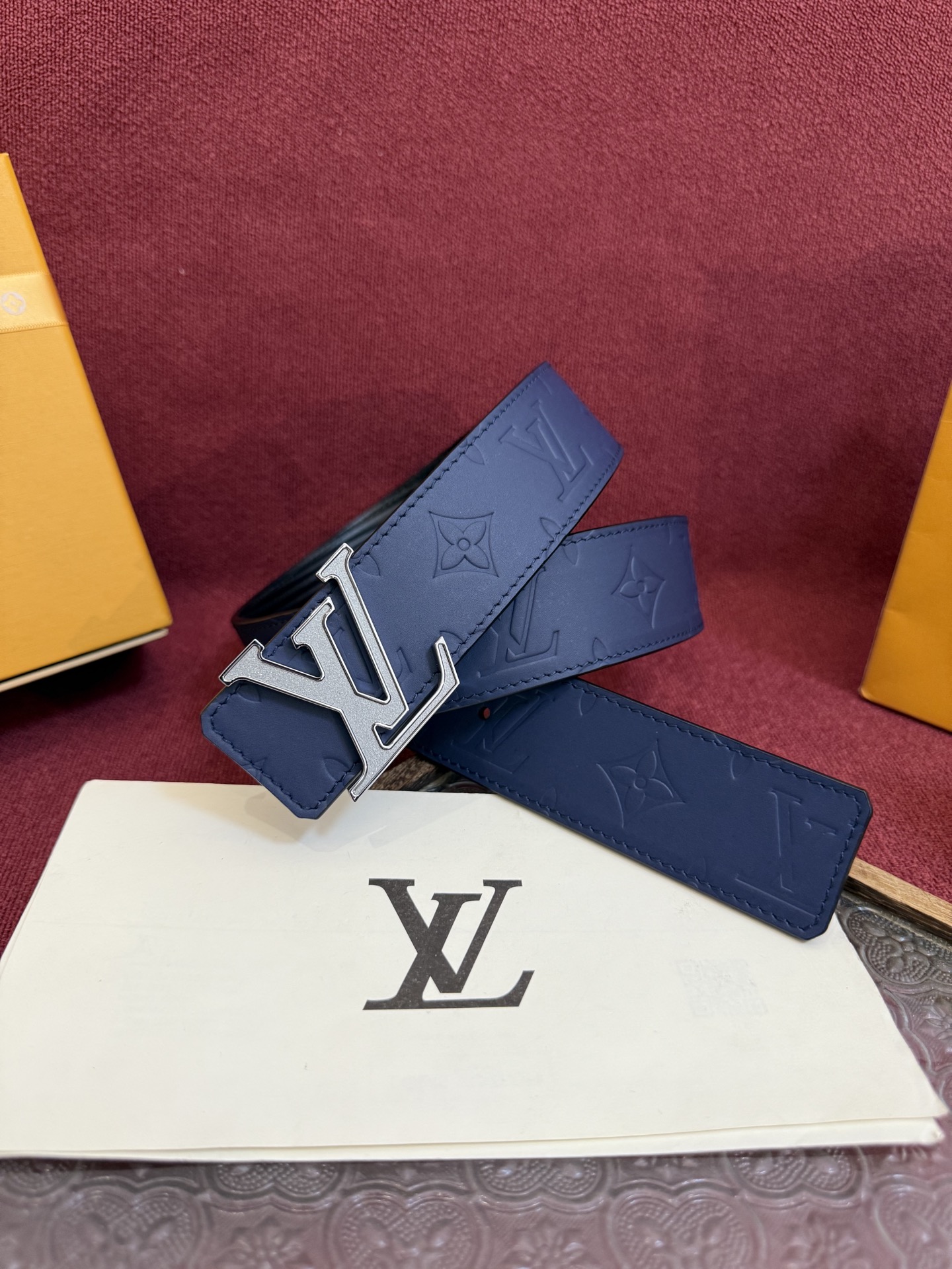 P LV Dimension Drift 双面腰带以路易威登的经典元素挥洒街头型格。Monogram 图